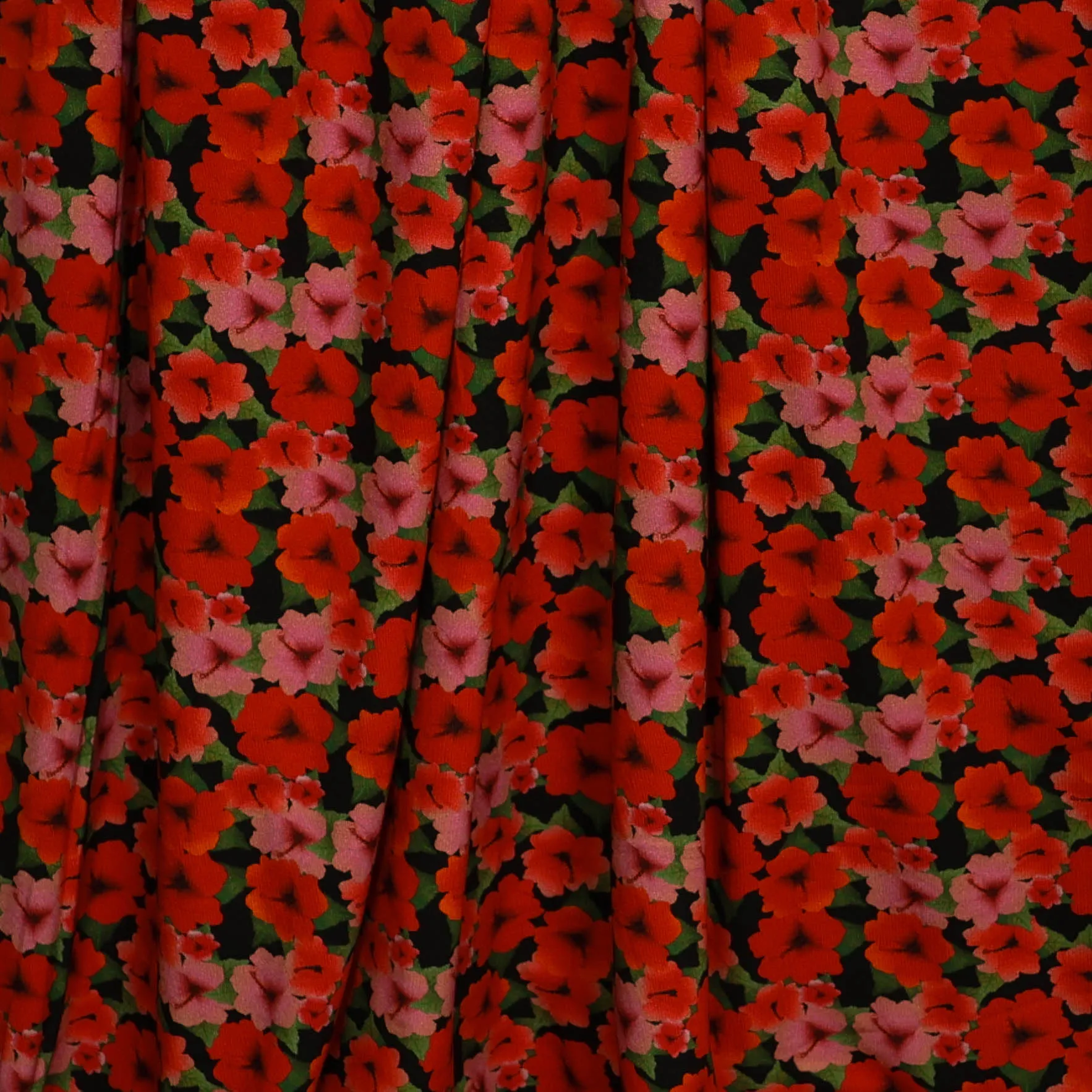 Tricot zwart met rode en roze bloemen