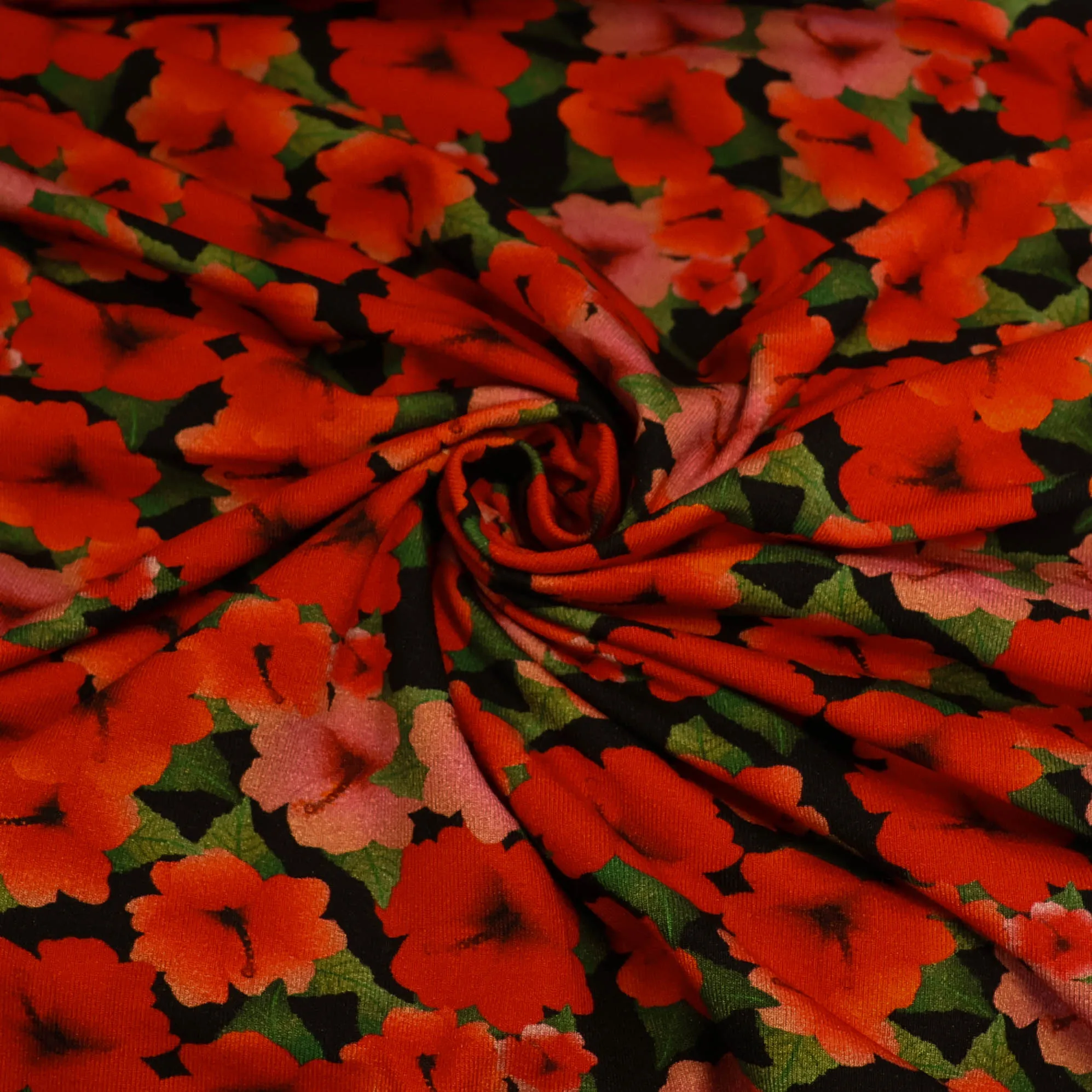 Tricot zwart met rode en roze bloemen