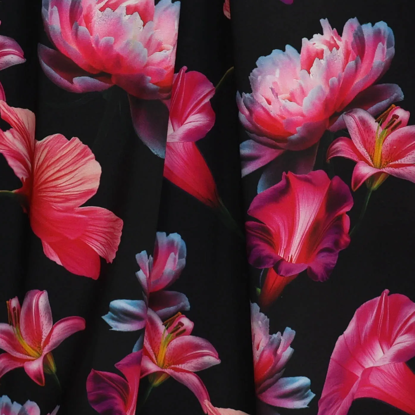 Viscose zwart met roze bloemen