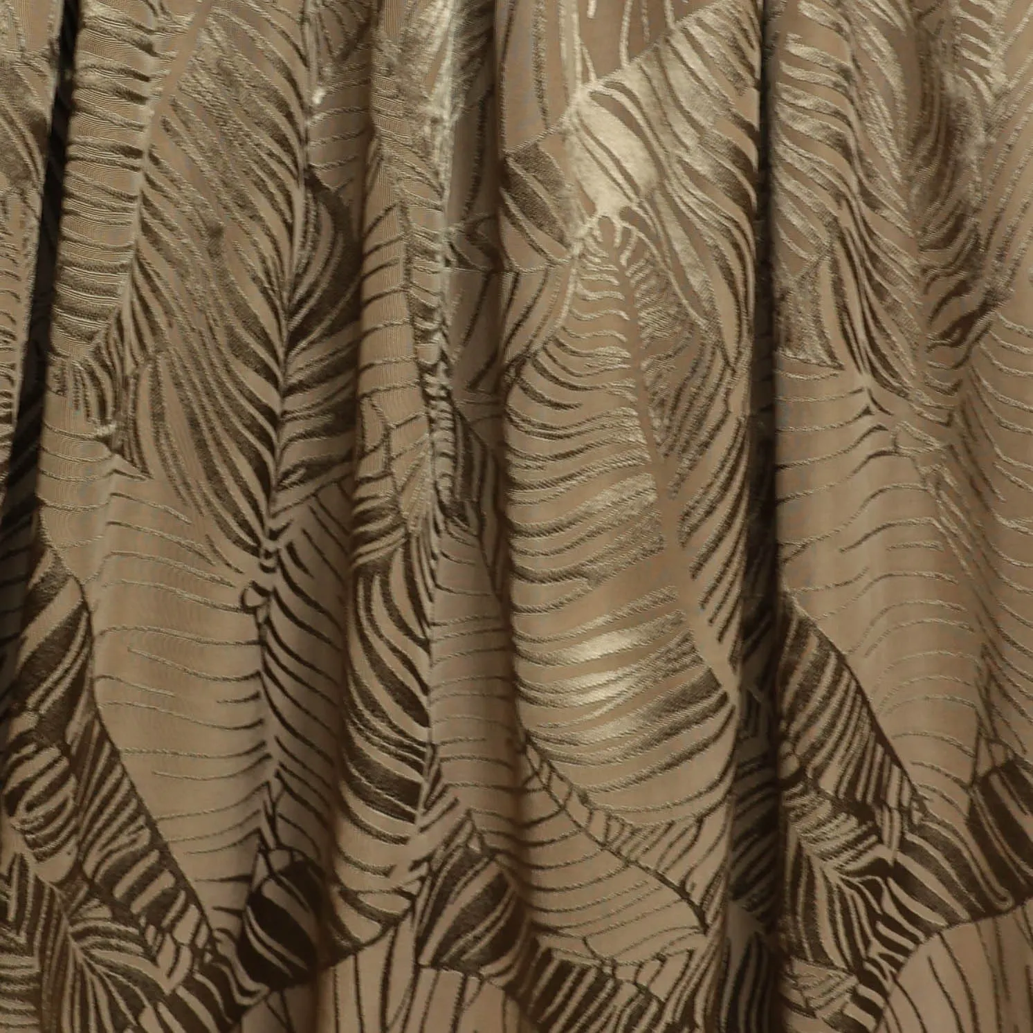 Viscose jacquard beige met bladermotief