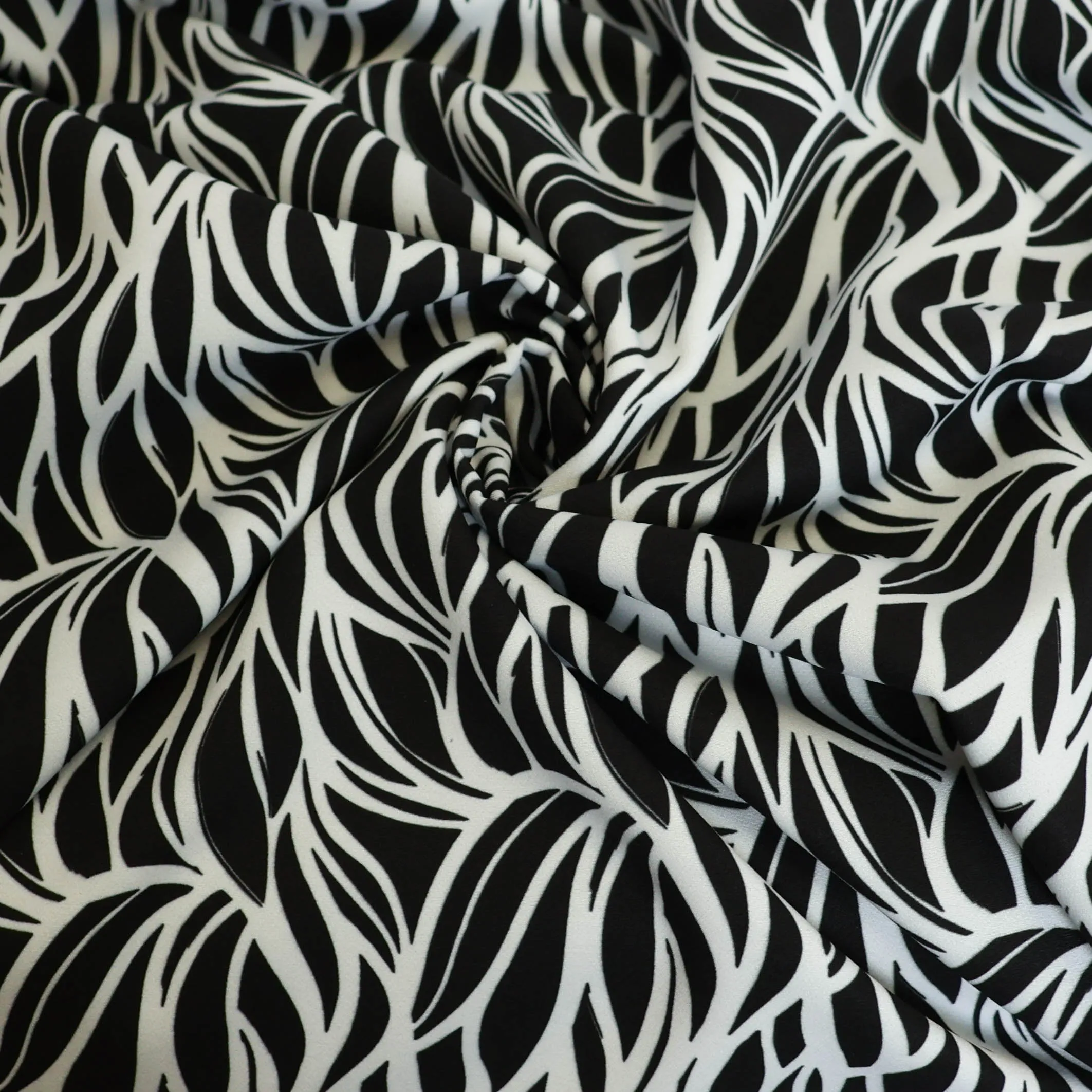 Stretch polyester zwart met wit patroon