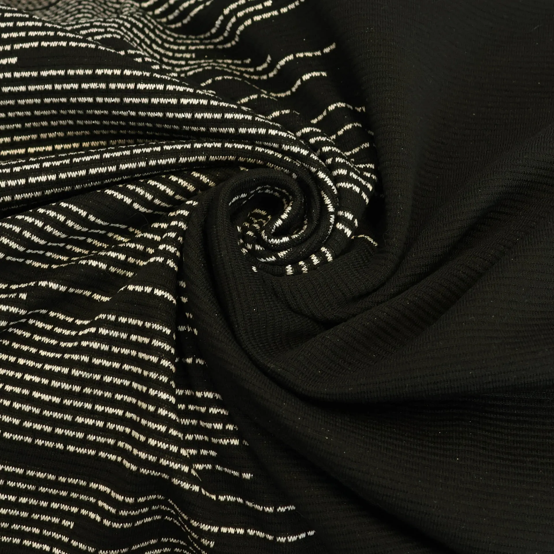 Jacquard tricot zwart-wit met strepen