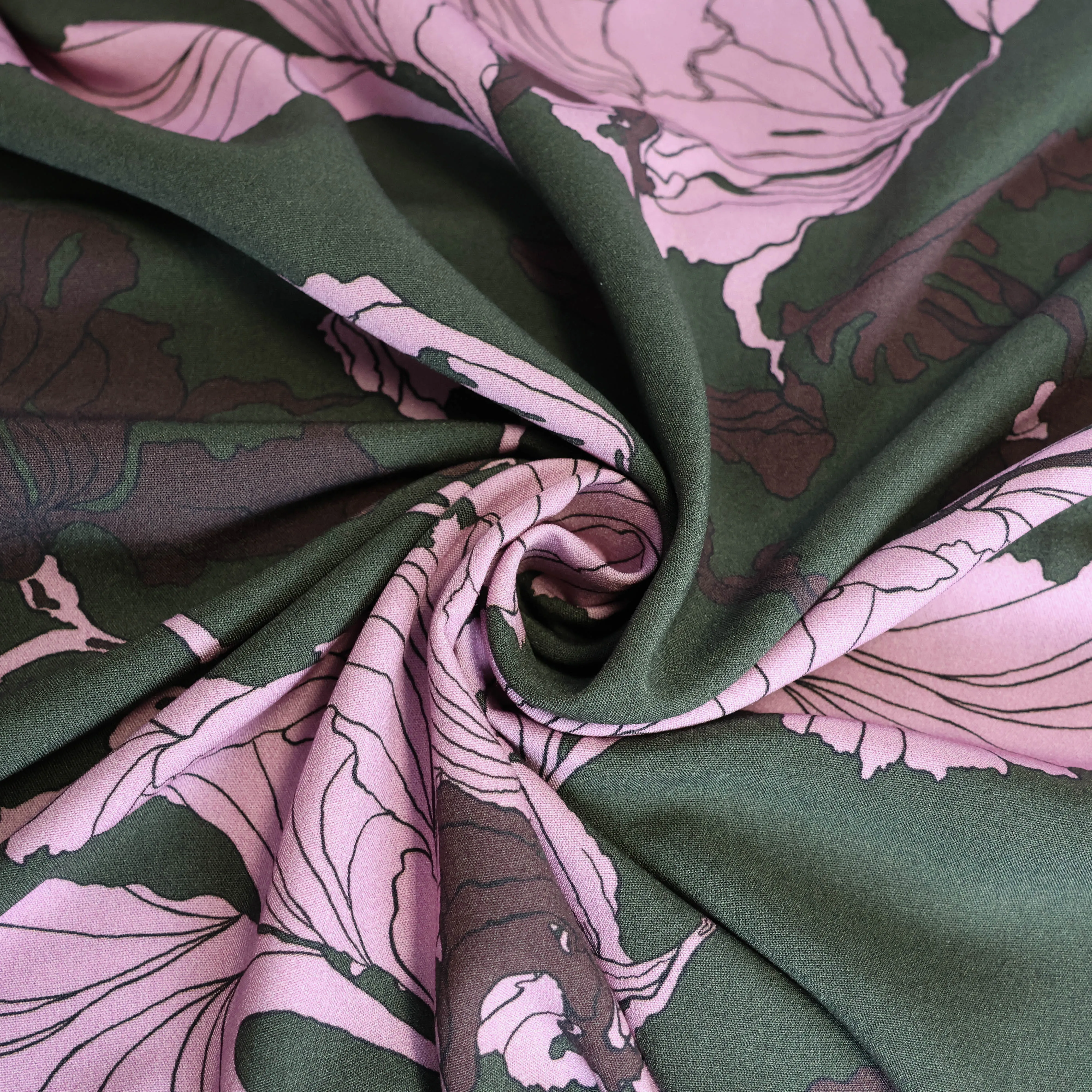 Viscose donkergroen met roze bladeren