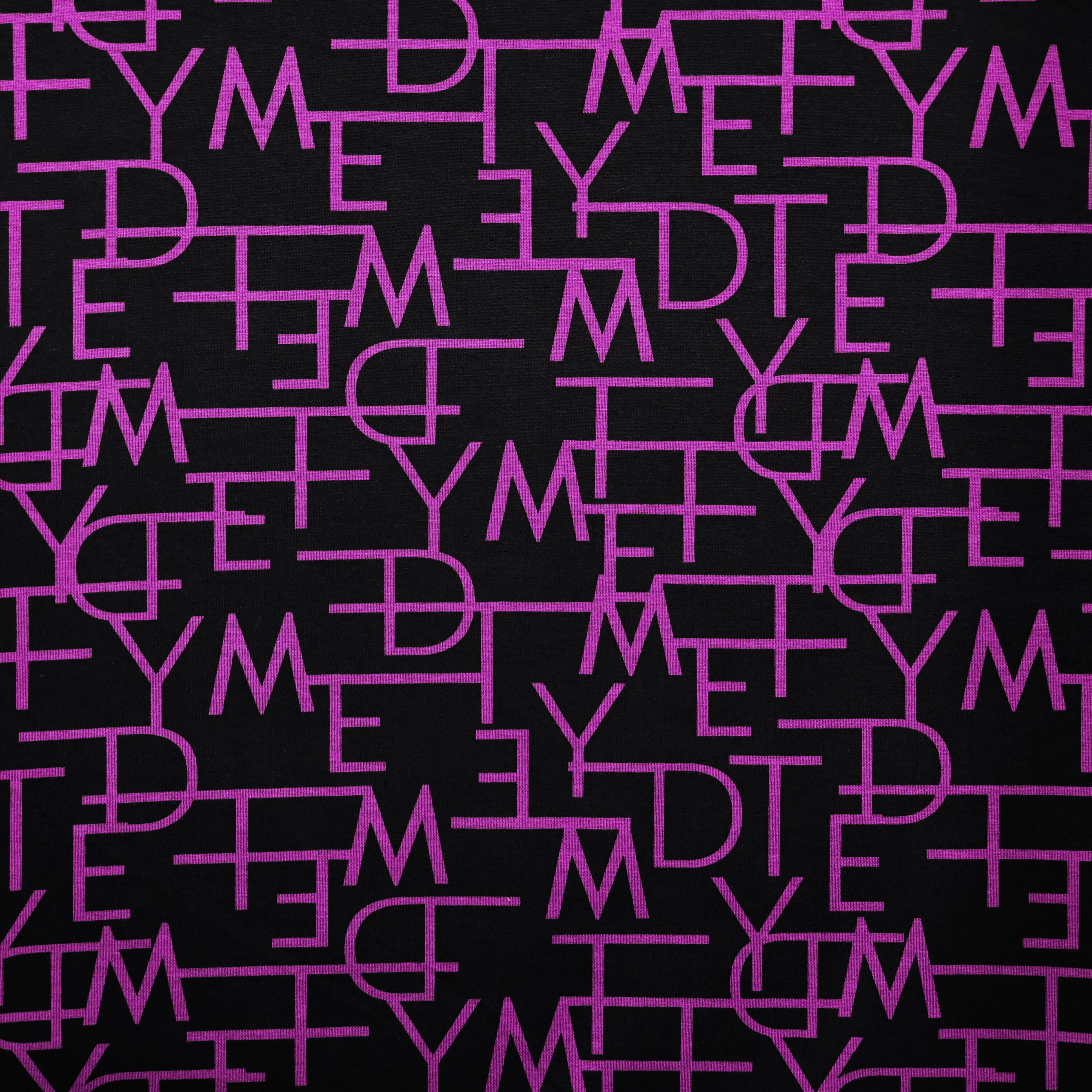 Gebreide punta stof zwart met paarse letters