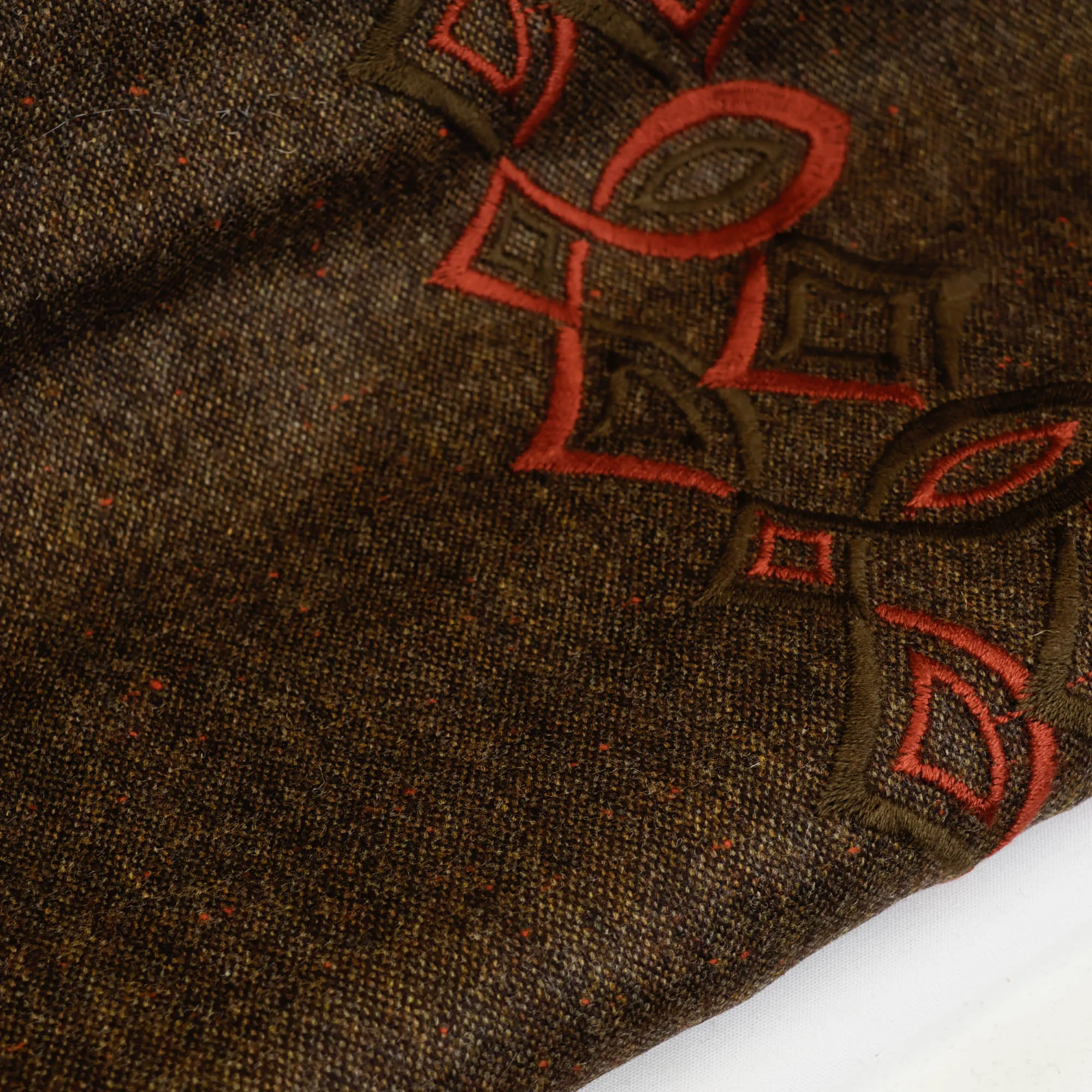 Tweed bruin met geborduurde zijkant - Lorré