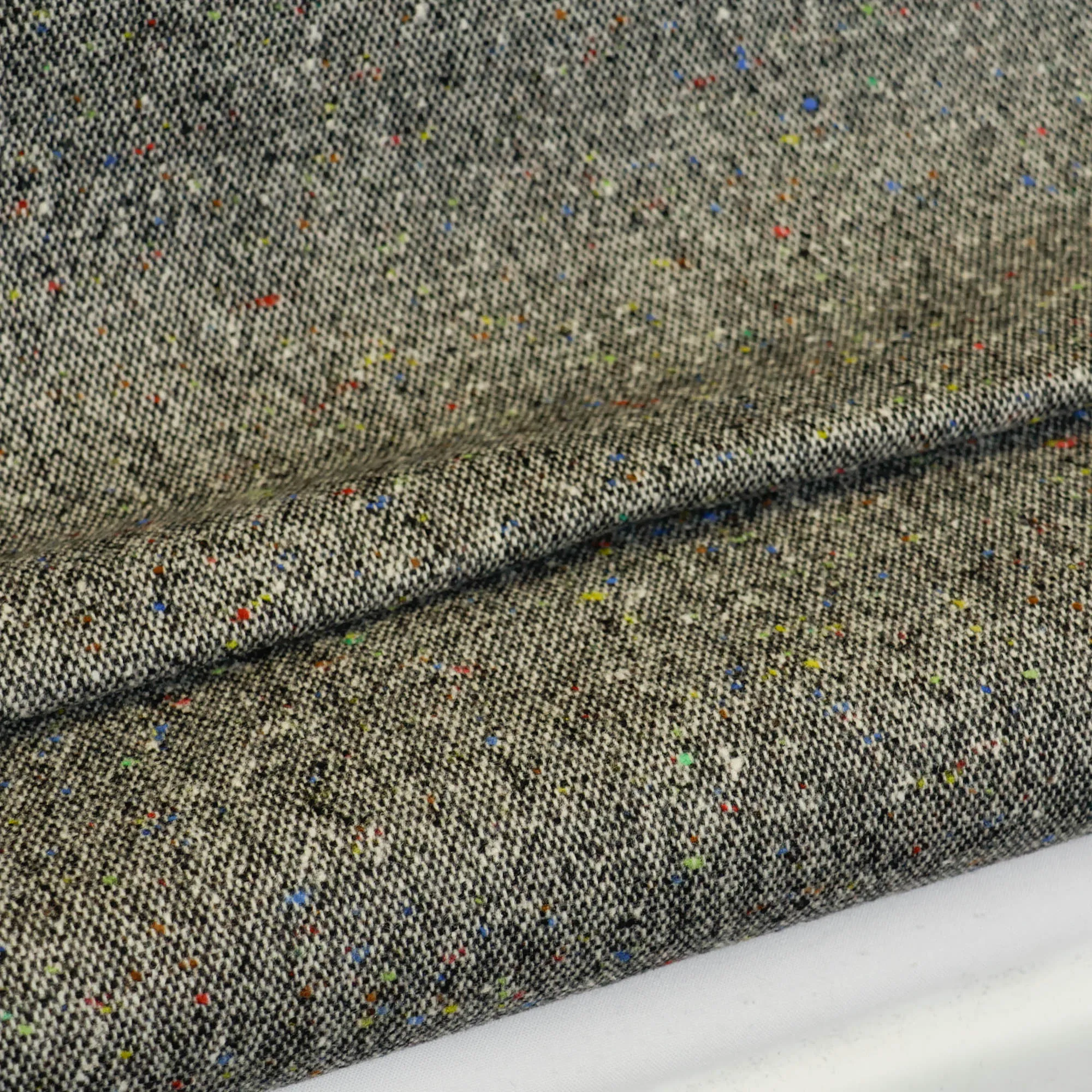 Tweed grijs met gekleurde stipjes