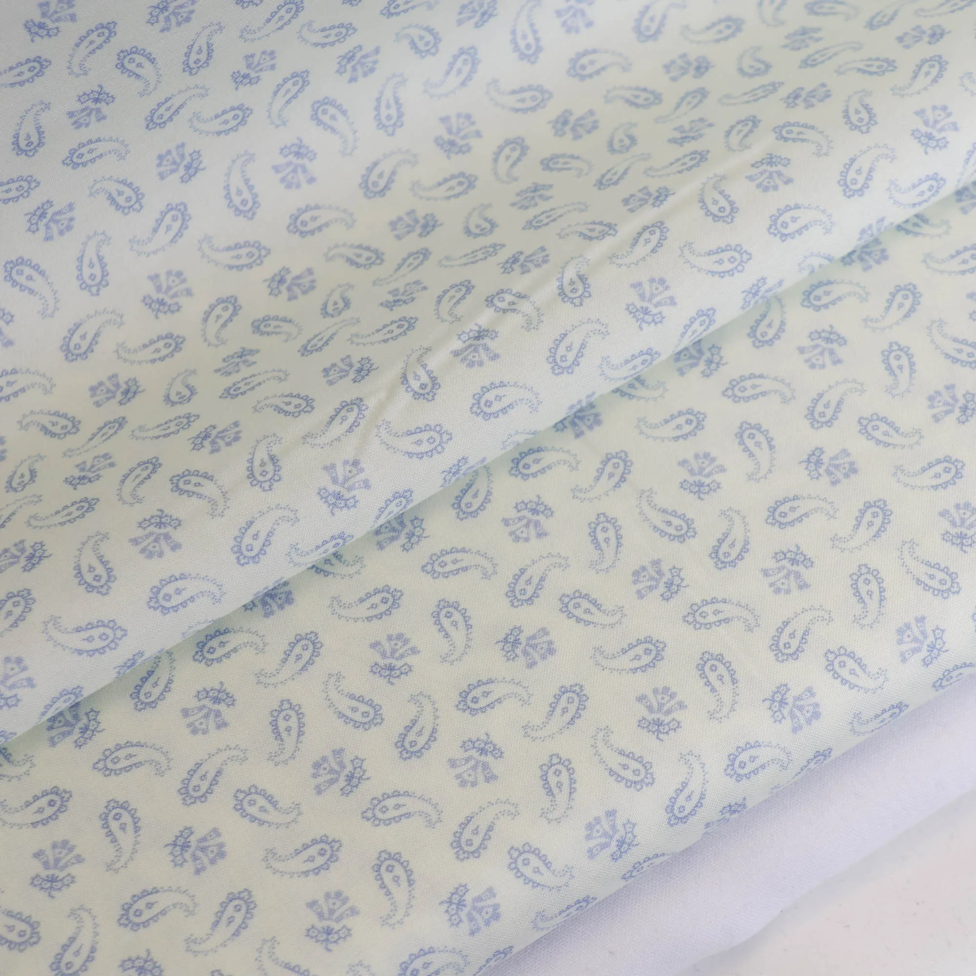 Katoen wit met blauw patroon