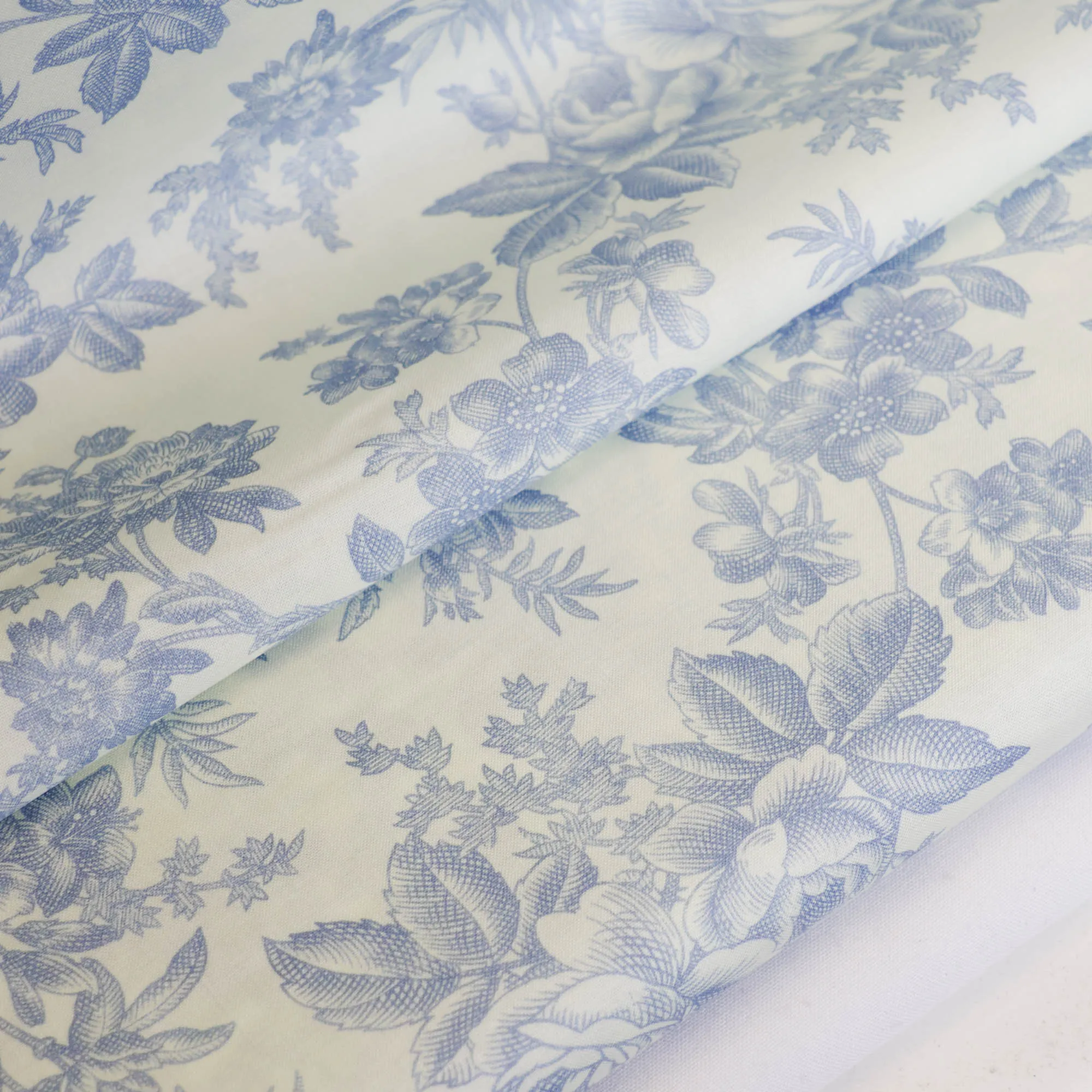 Katoen wit met blauw bloemenpatroon