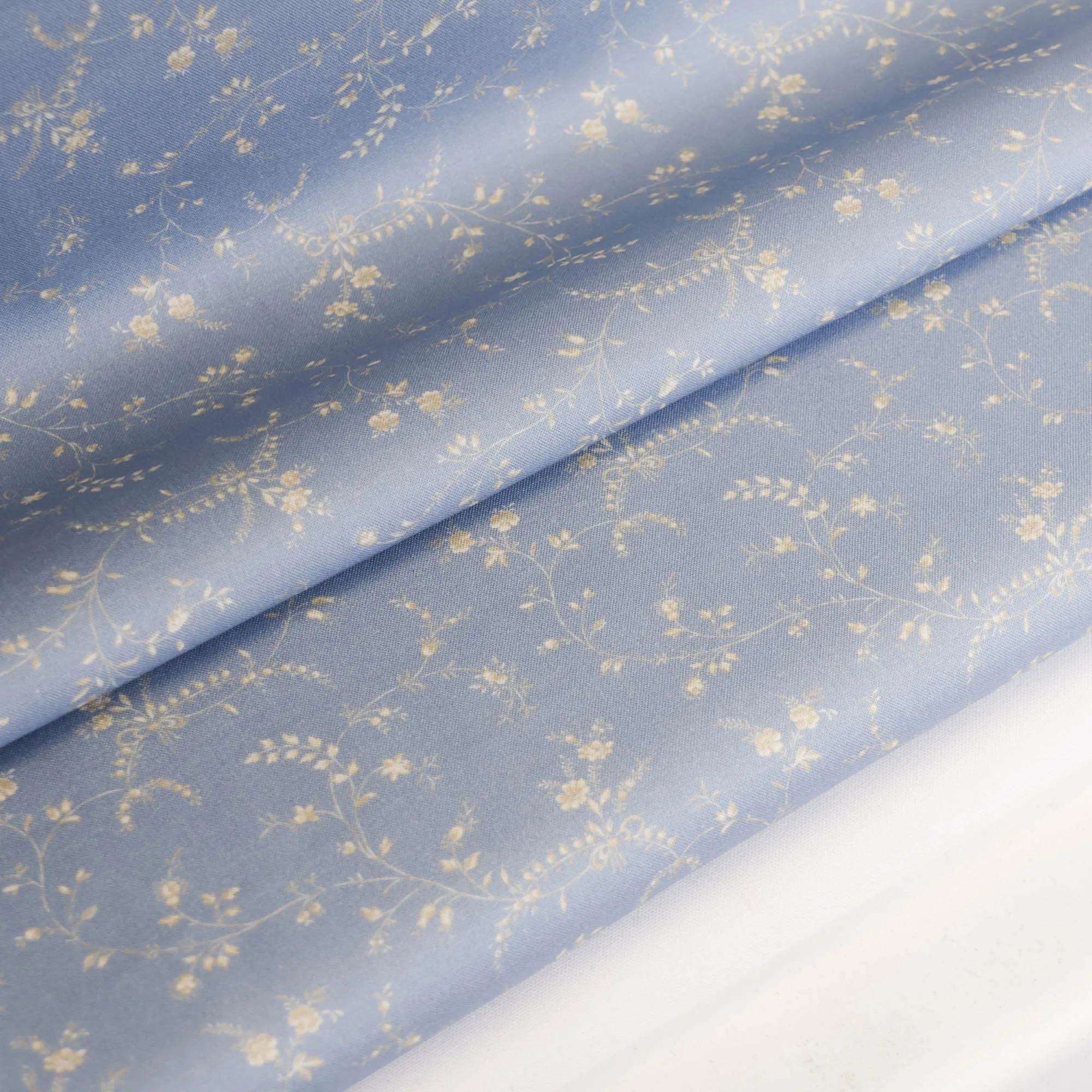 Katoen blauw met wit bloemenpatroon