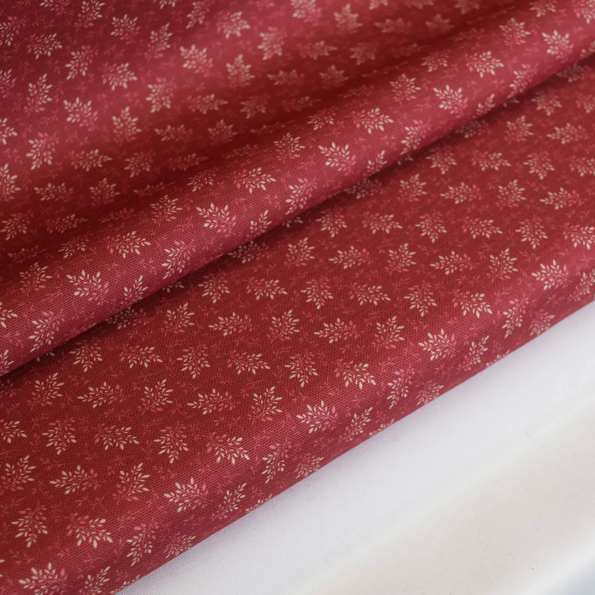 Katoen rood met blaadjes