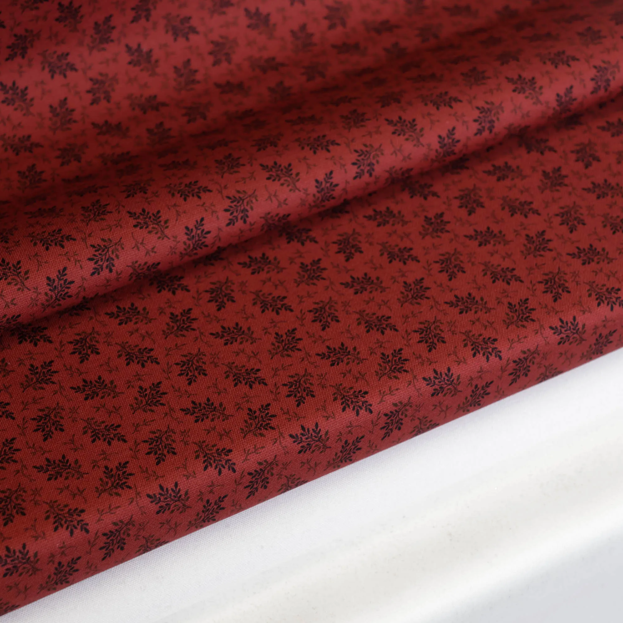 Katoen rood met kleine zwarte bloemetjes