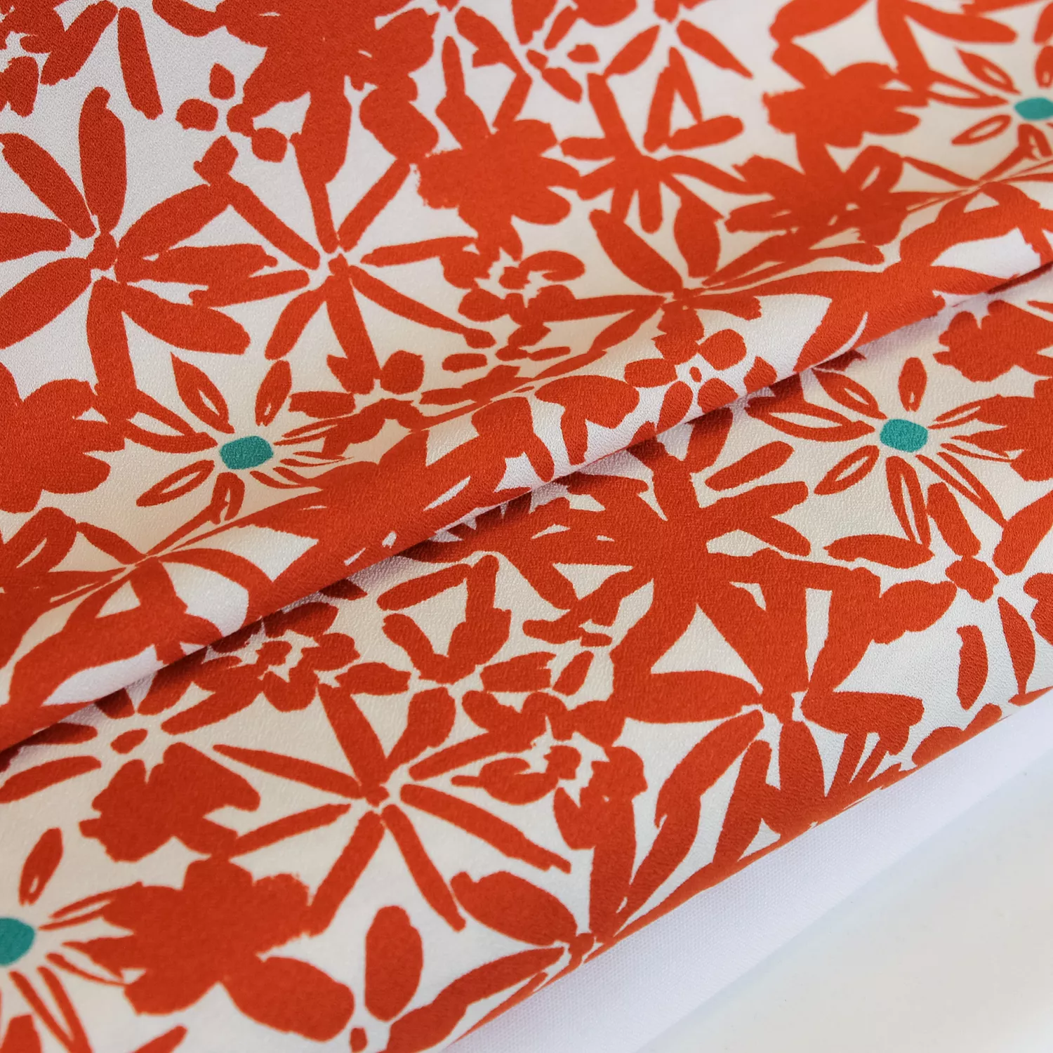 Viscose crêpe wit met oranje 'Pumpkin' bloemen 'Flowery' - Mind the maker