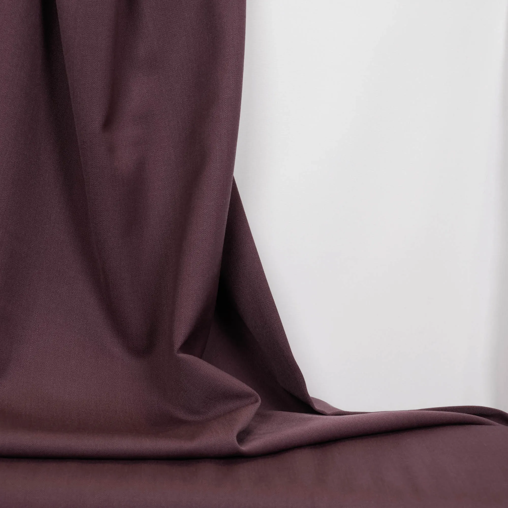 Fijne wolmengeling met lichte stretch aubergine
