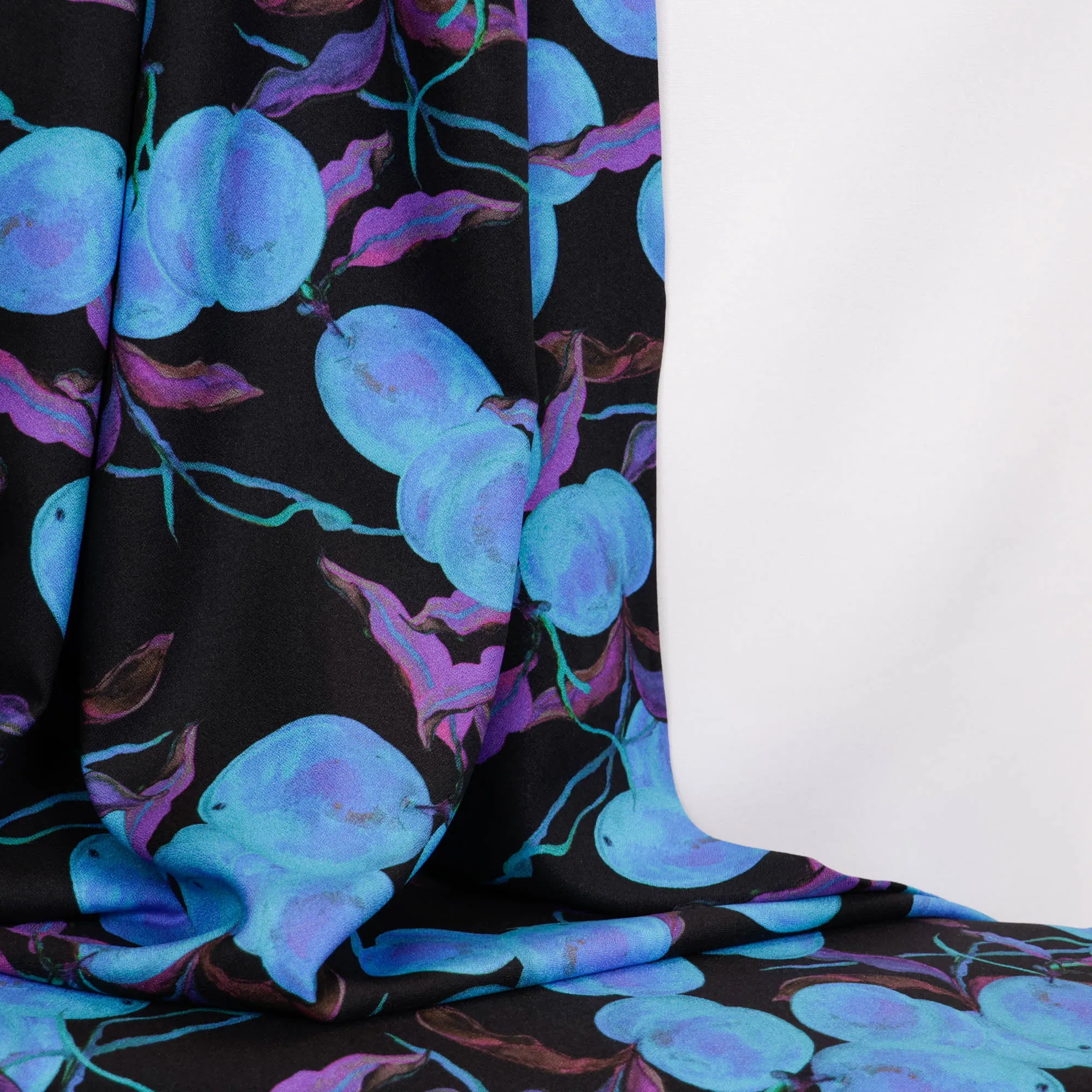 Viscose crêpe zwart met blauw motief   - A La Ville