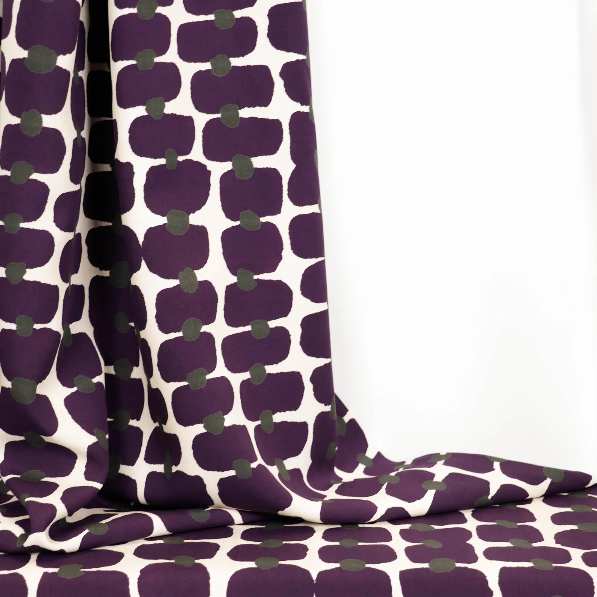 Viscose ecru met paars abstract patroon   - Knipmode