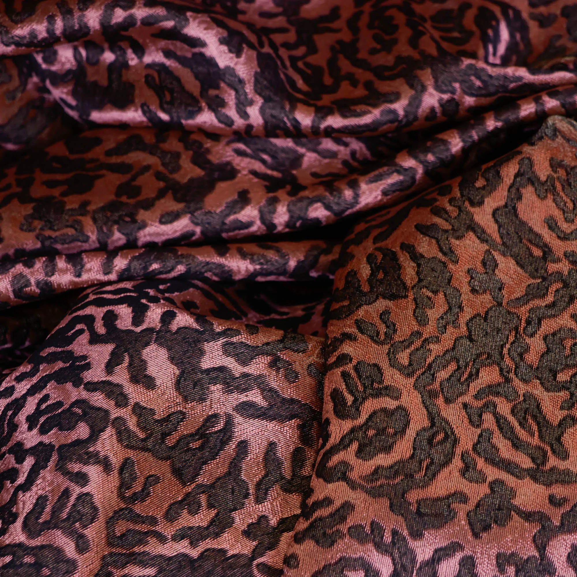 Polyester jacquard glanzend met roze kronkel patroon
