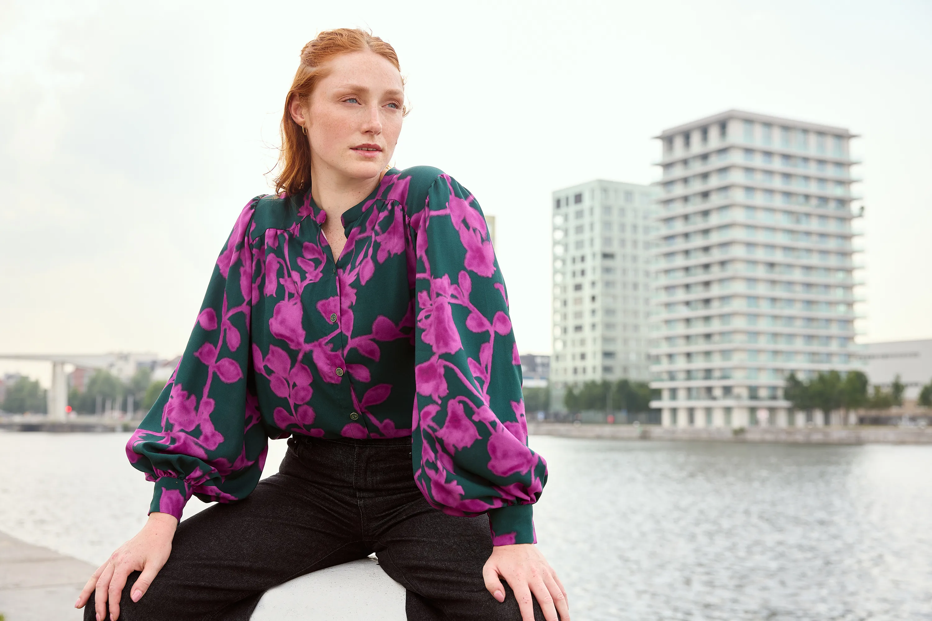 Viscose print donkergroen met fuchsia bloemen - Atelier Jupe