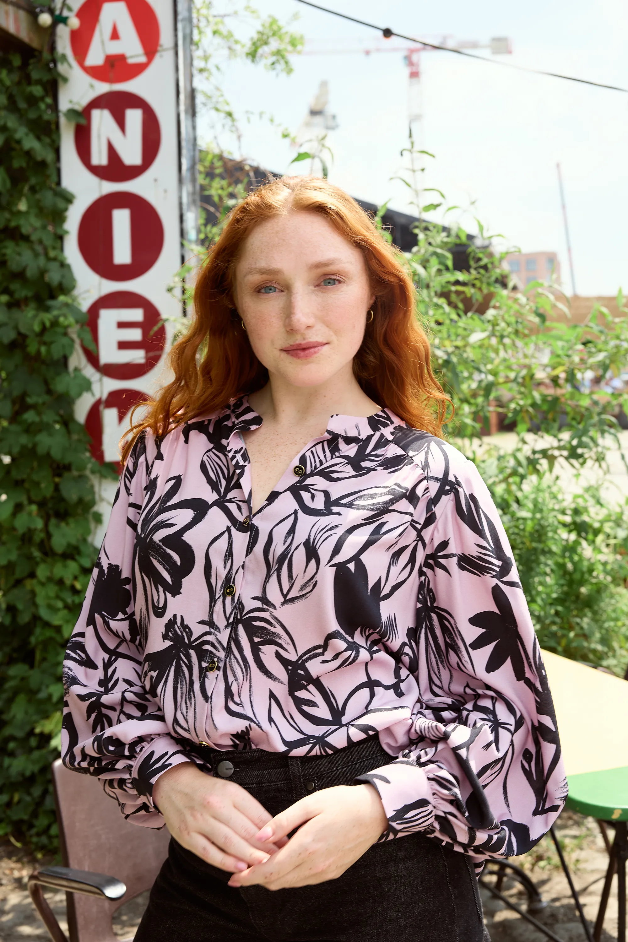 Viscose print licht lila met zwarte bloemen - Atelier Jupe