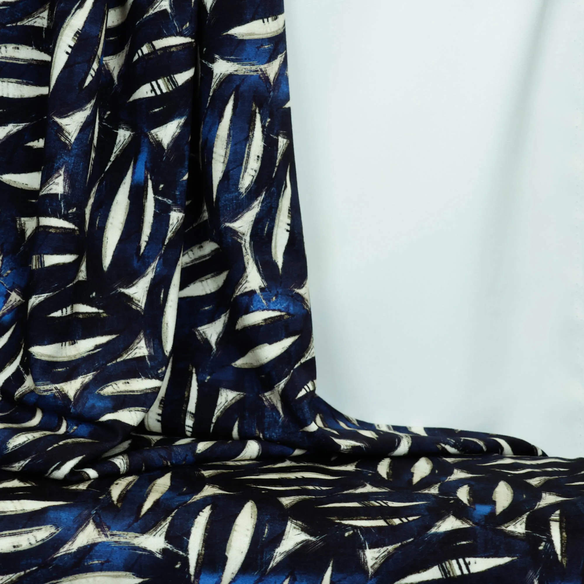 Viscose tricot ecru met blauw patroon