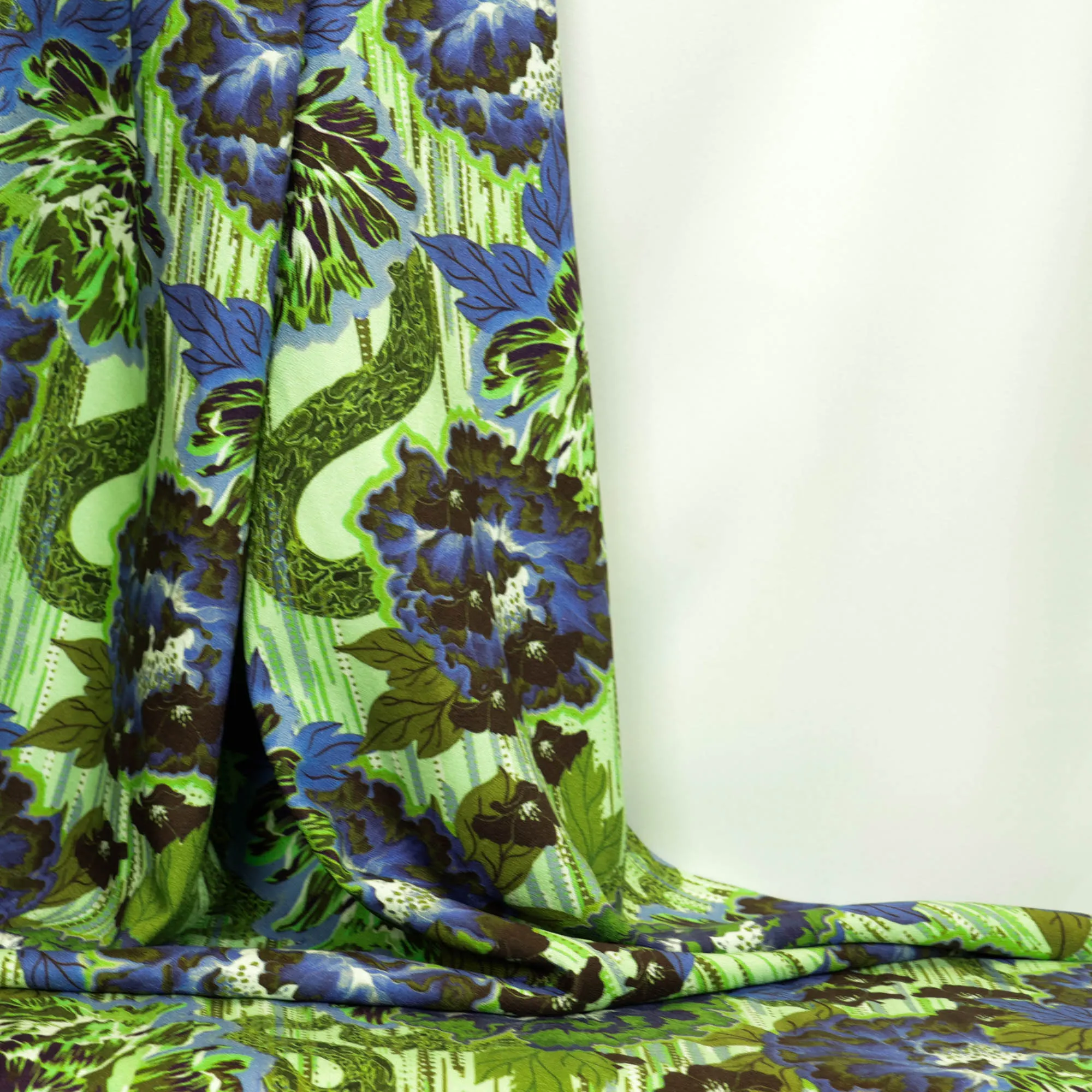 Viscose crêpe groen met bloemen en slangen  - A La Ville