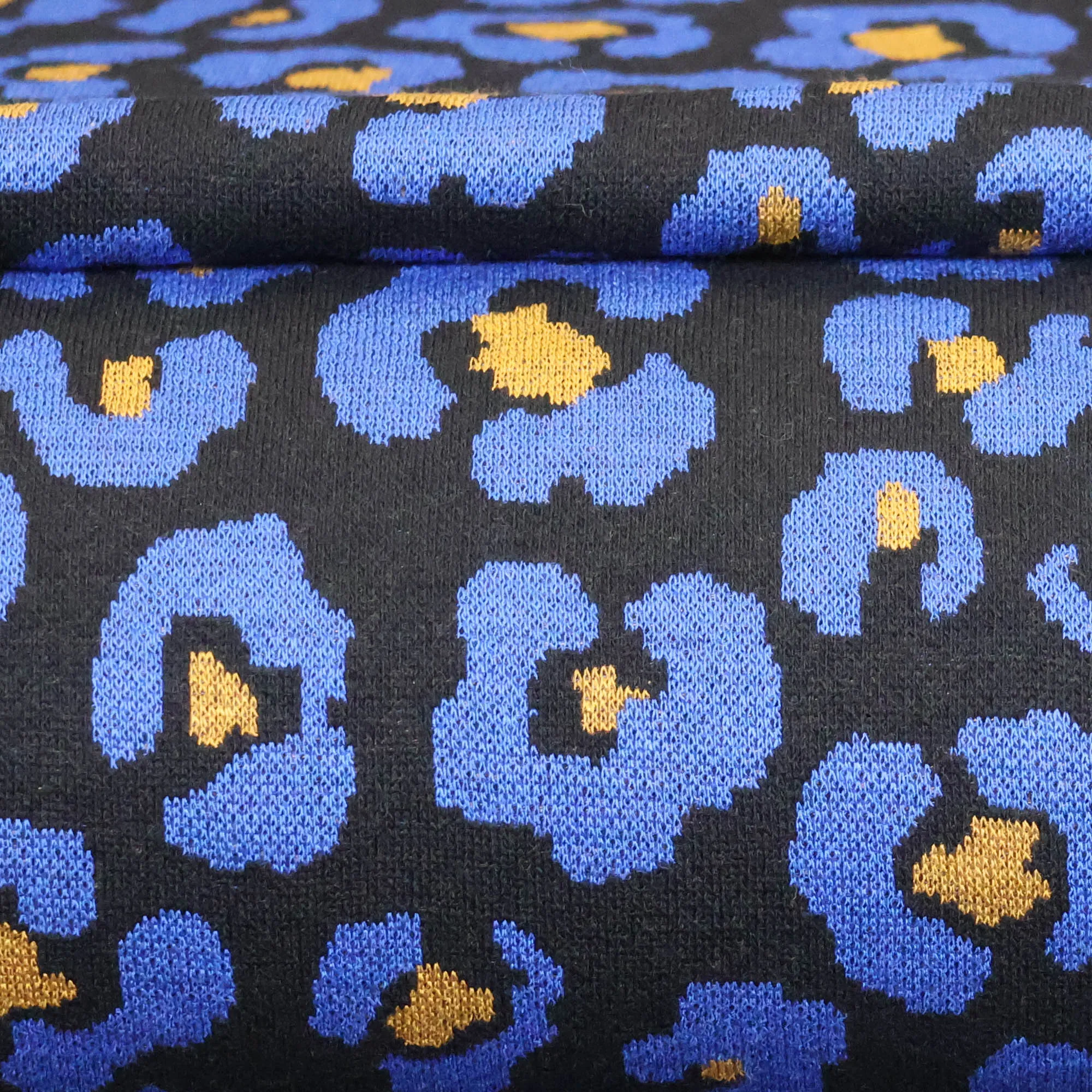 Jacquard tricot met blauwe pantervlekken