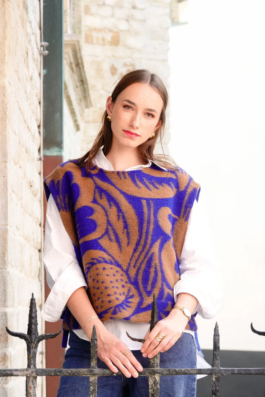 Mantelwol met blauw en beige print - Atelier Jupe