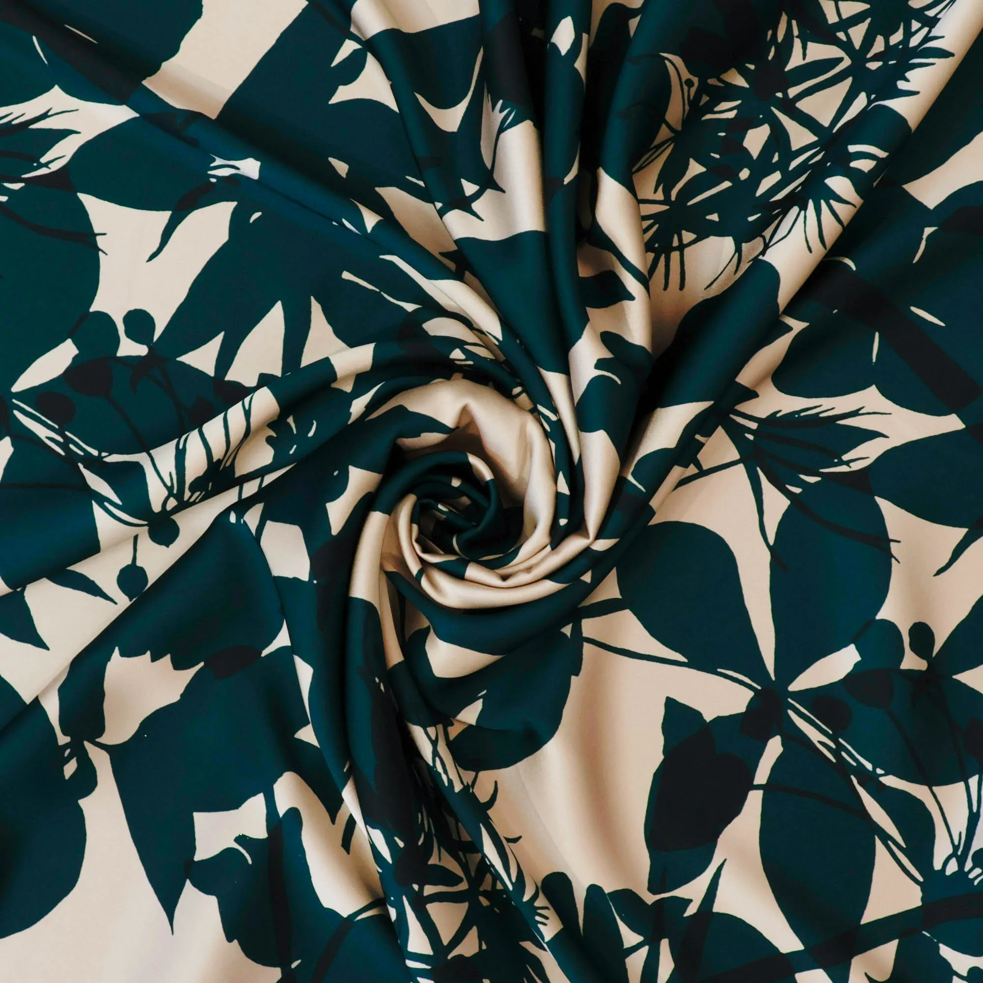 Polyester soepelvallend beige met groene bloemen - Lorré