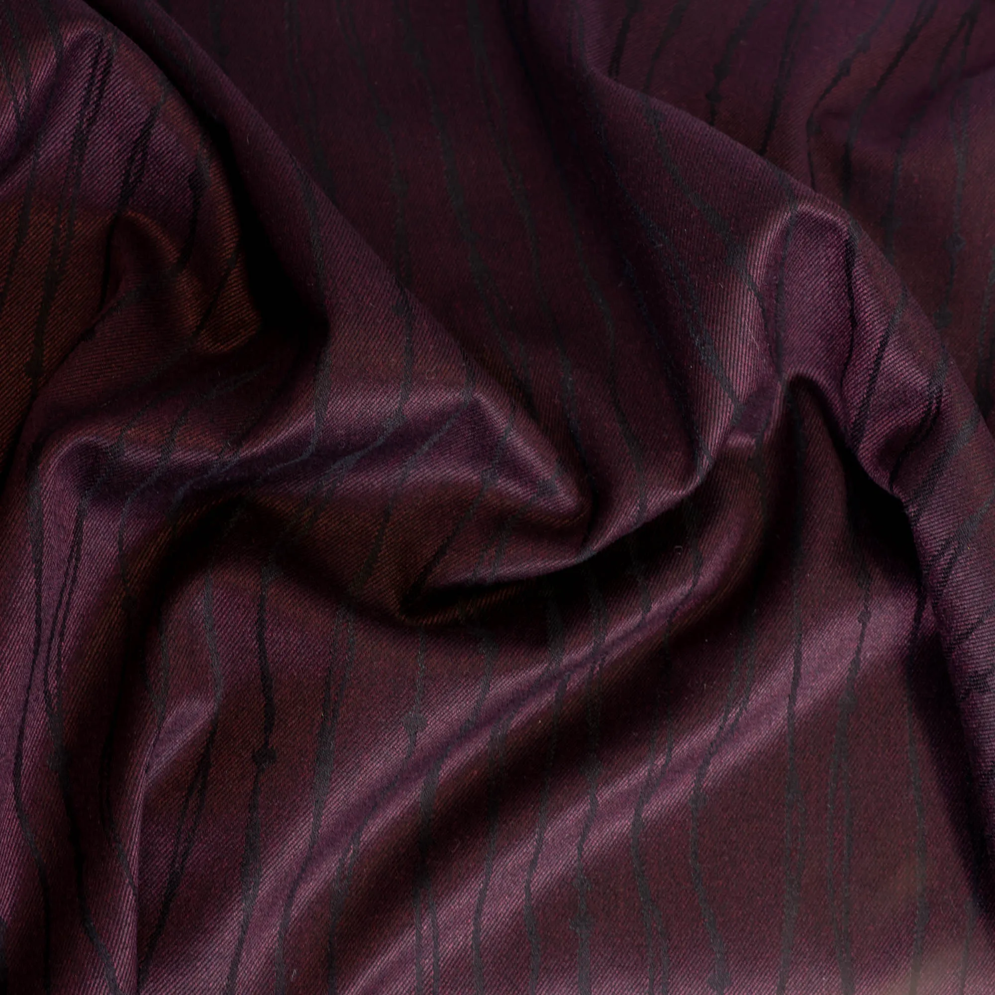 Viscose polyester licht elastisch donkerpaars met zwart strepen motief