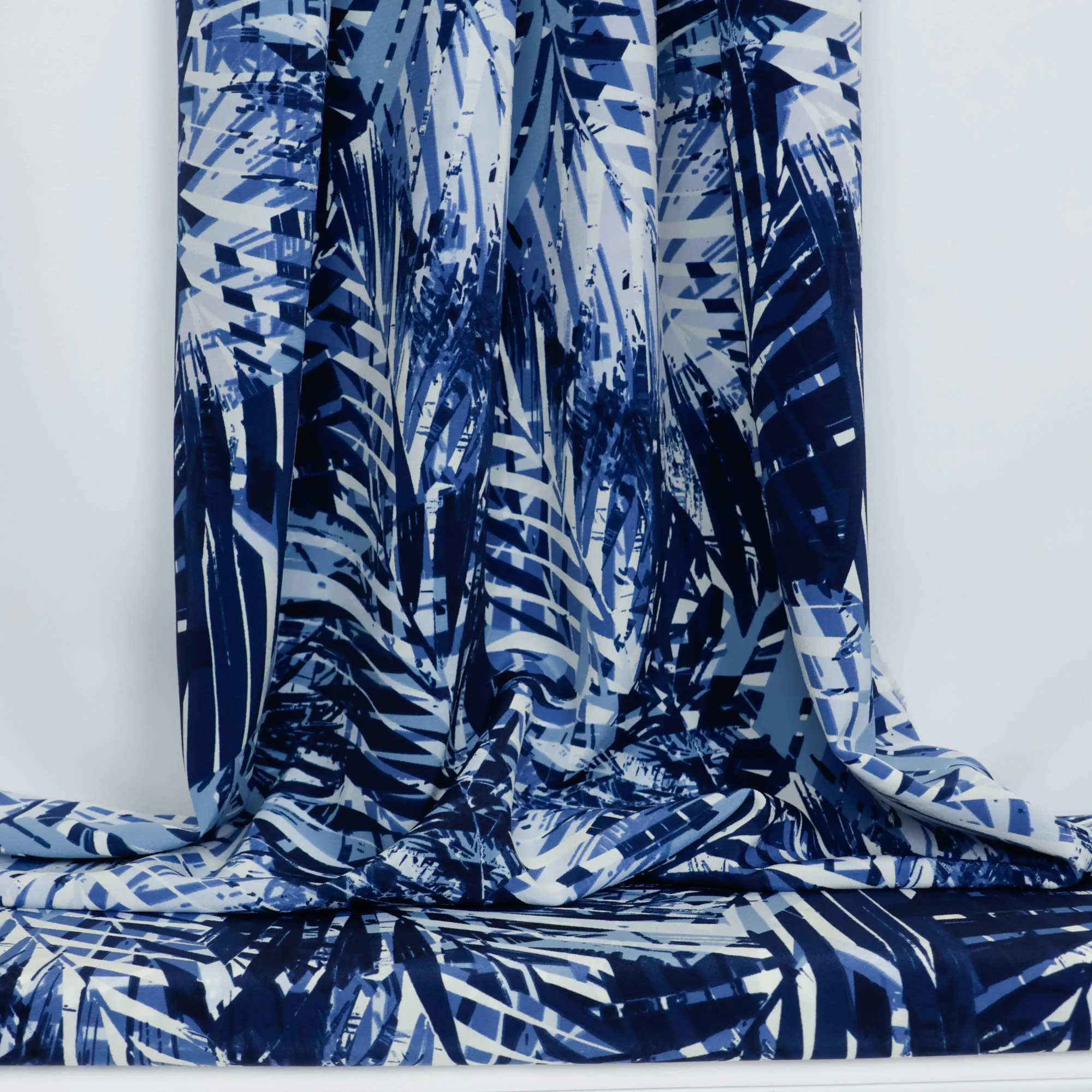 Polyester crêpe blauw met palm bladeren
