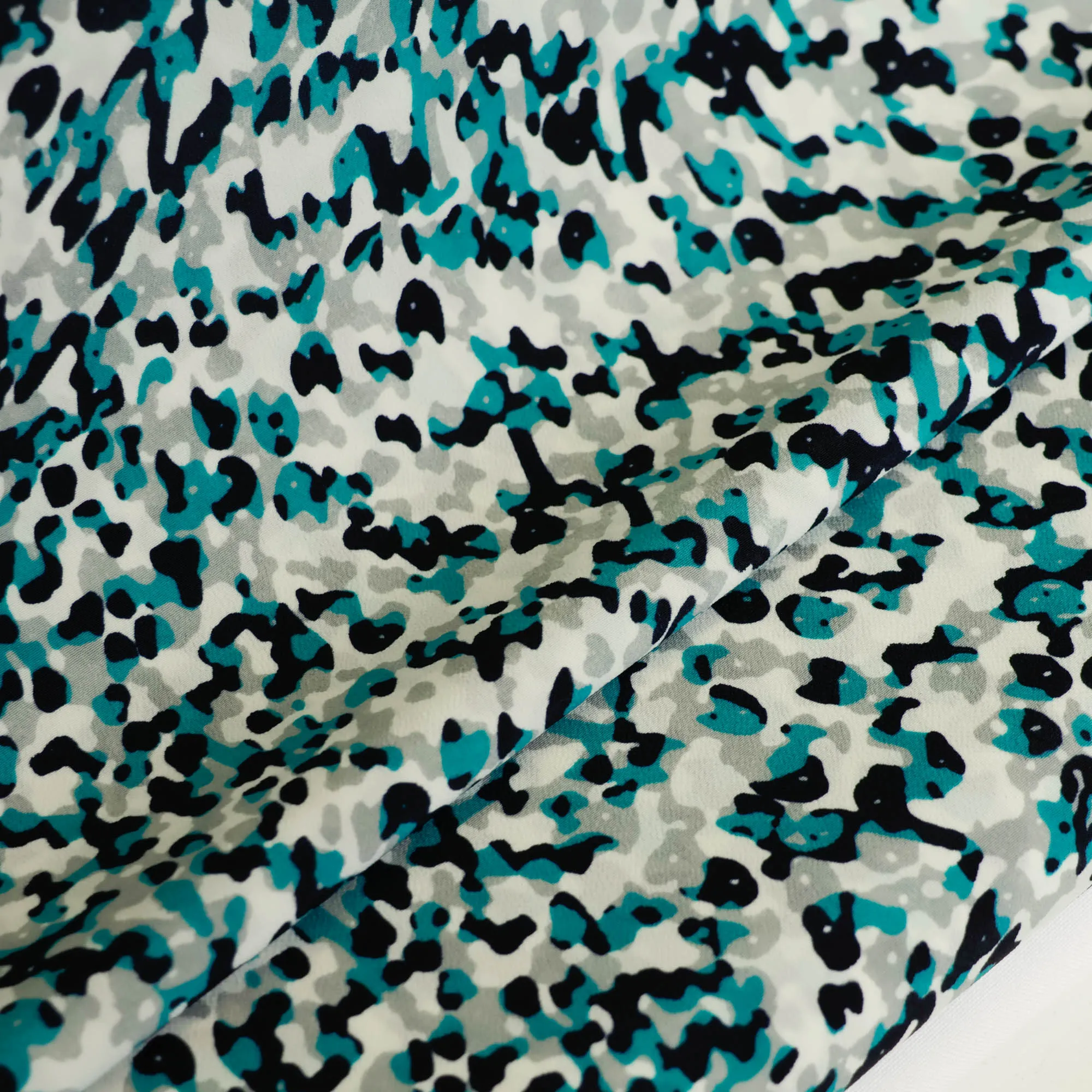 Polyester crêpe wit met turquoise print