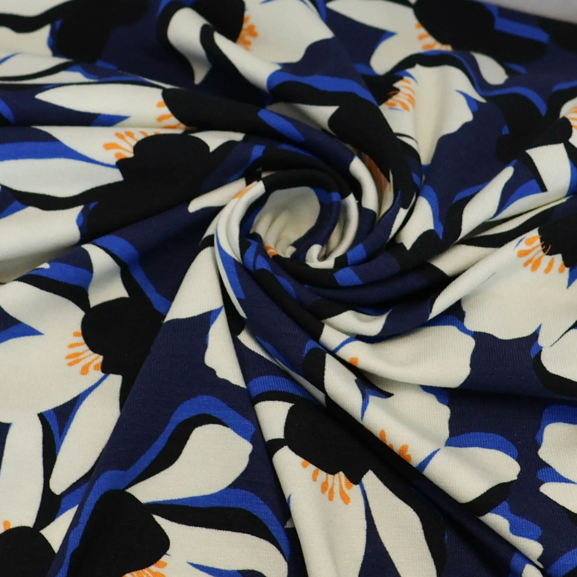Katoentricot donkberblauw met witte bloemen