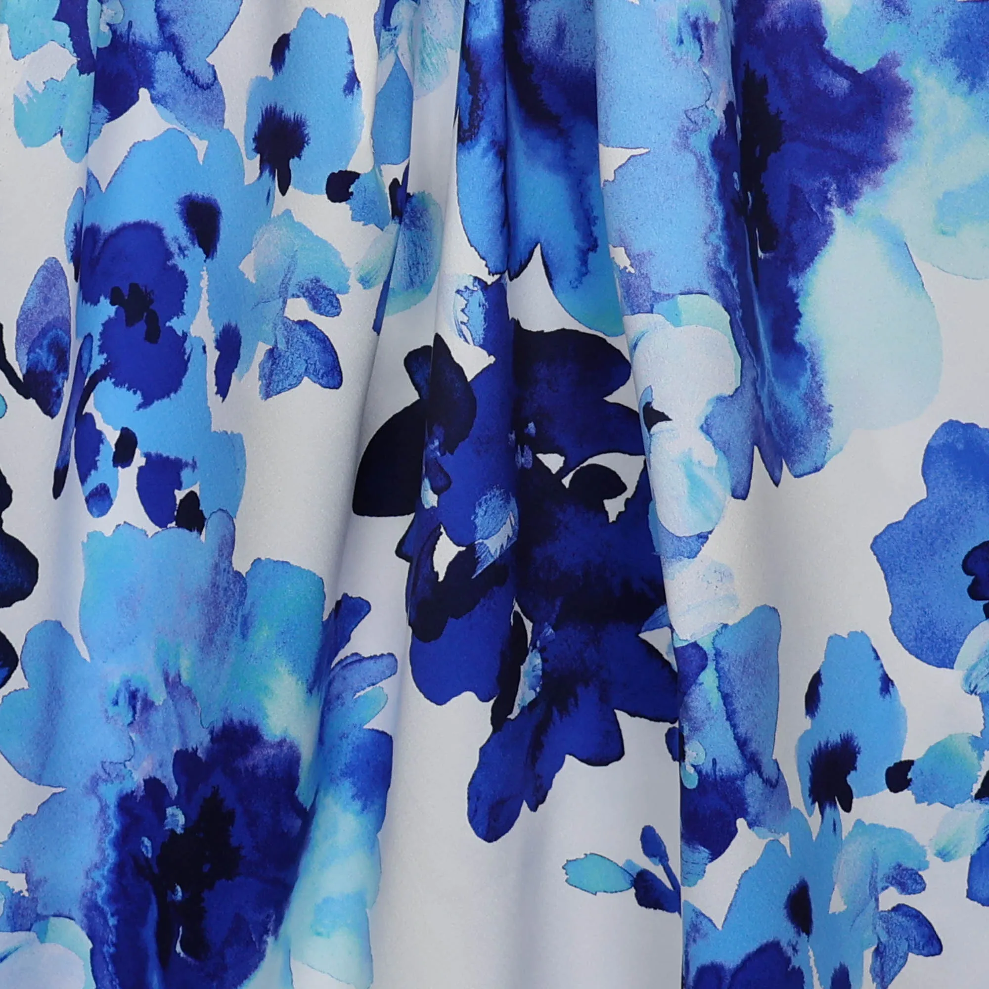 Satijn wit met blauwe bloemen - A La Ville