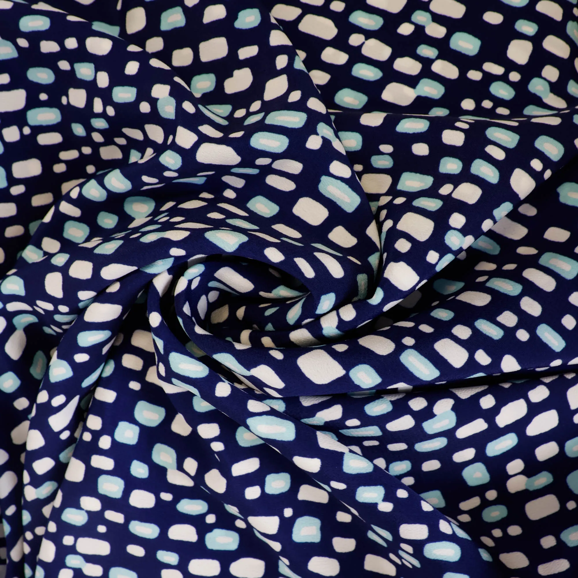 Crêpe polyester donkerblauw met abstract patroon
