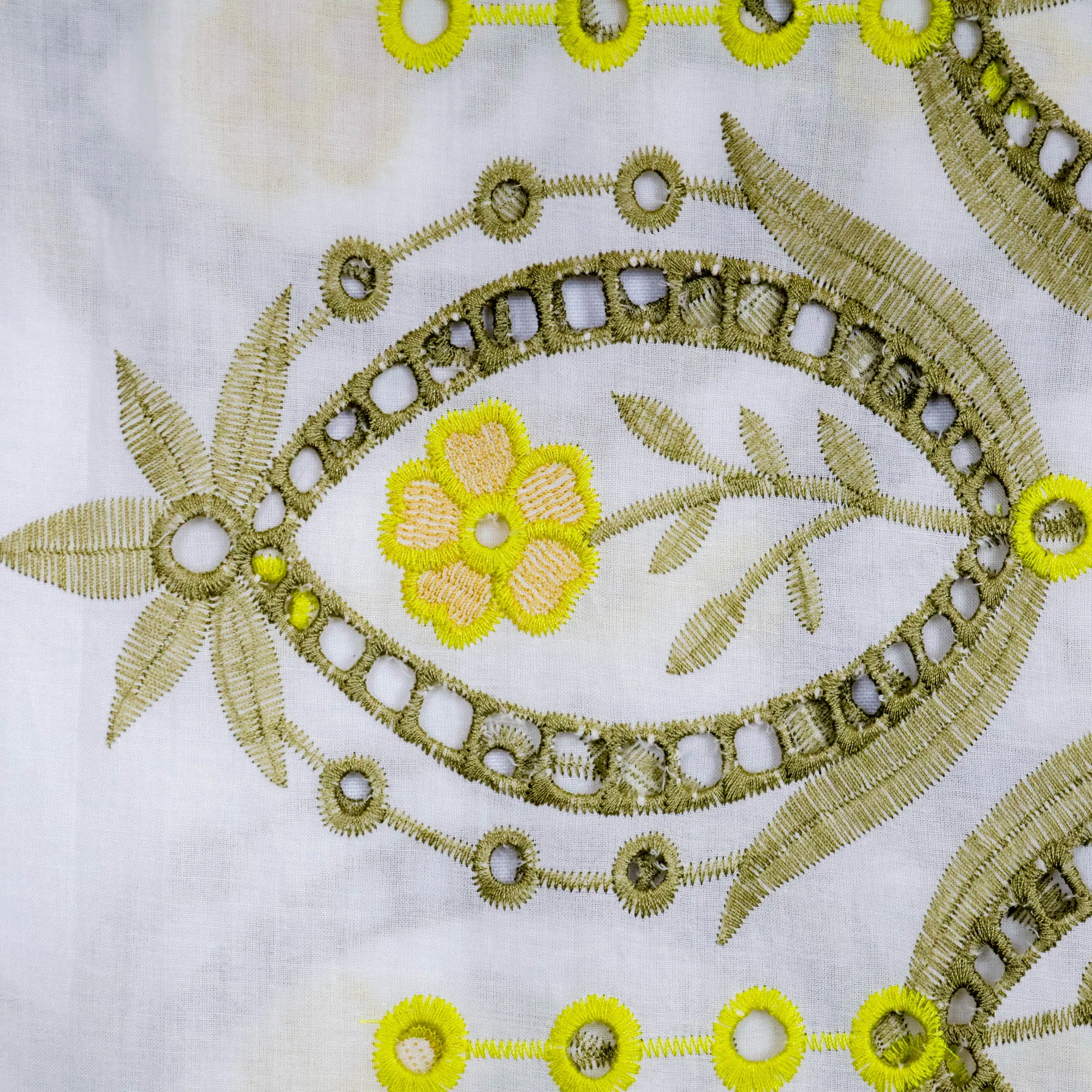 Broderie met groene/gele figuren  - Knipmode