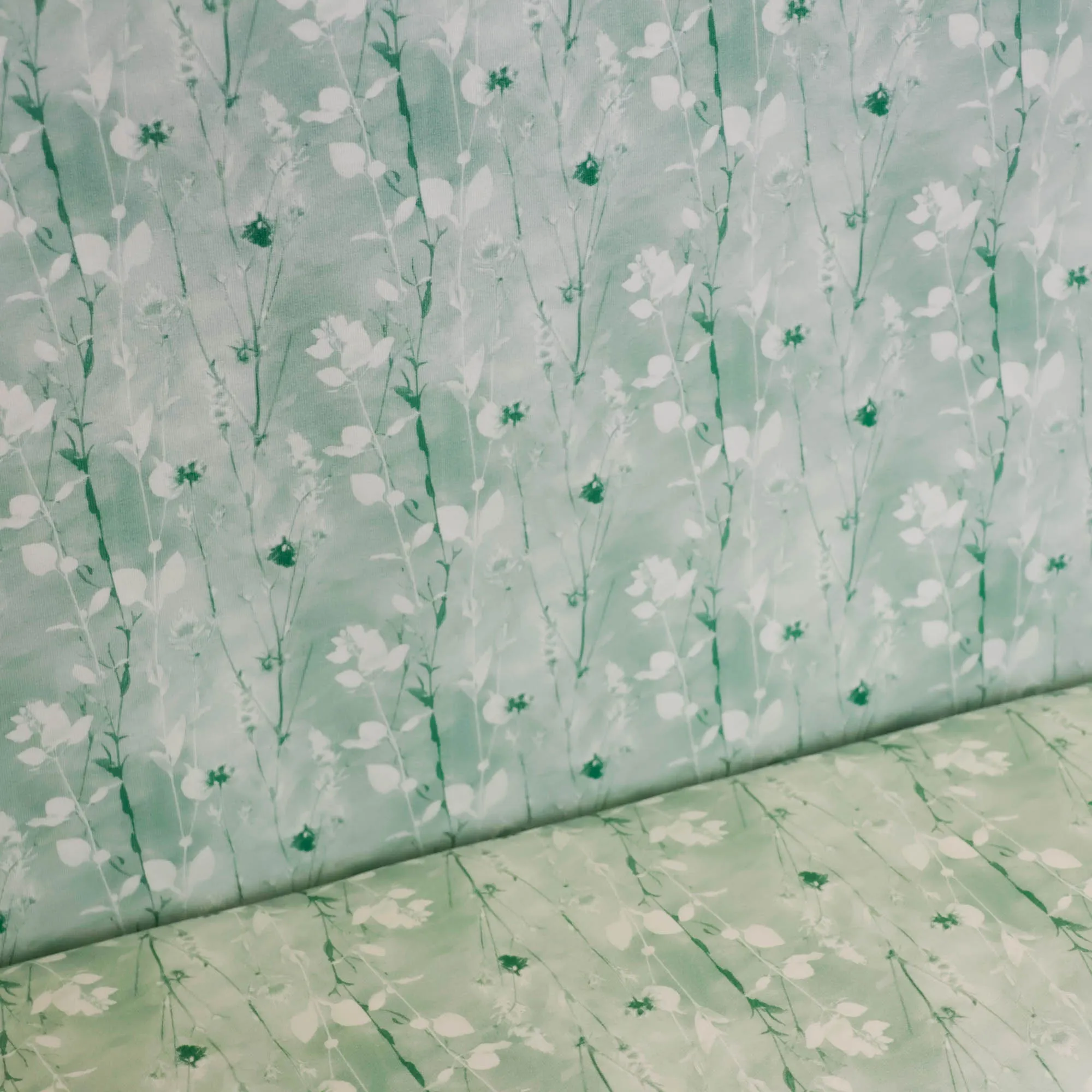 French terry licht groen met bloemetjes