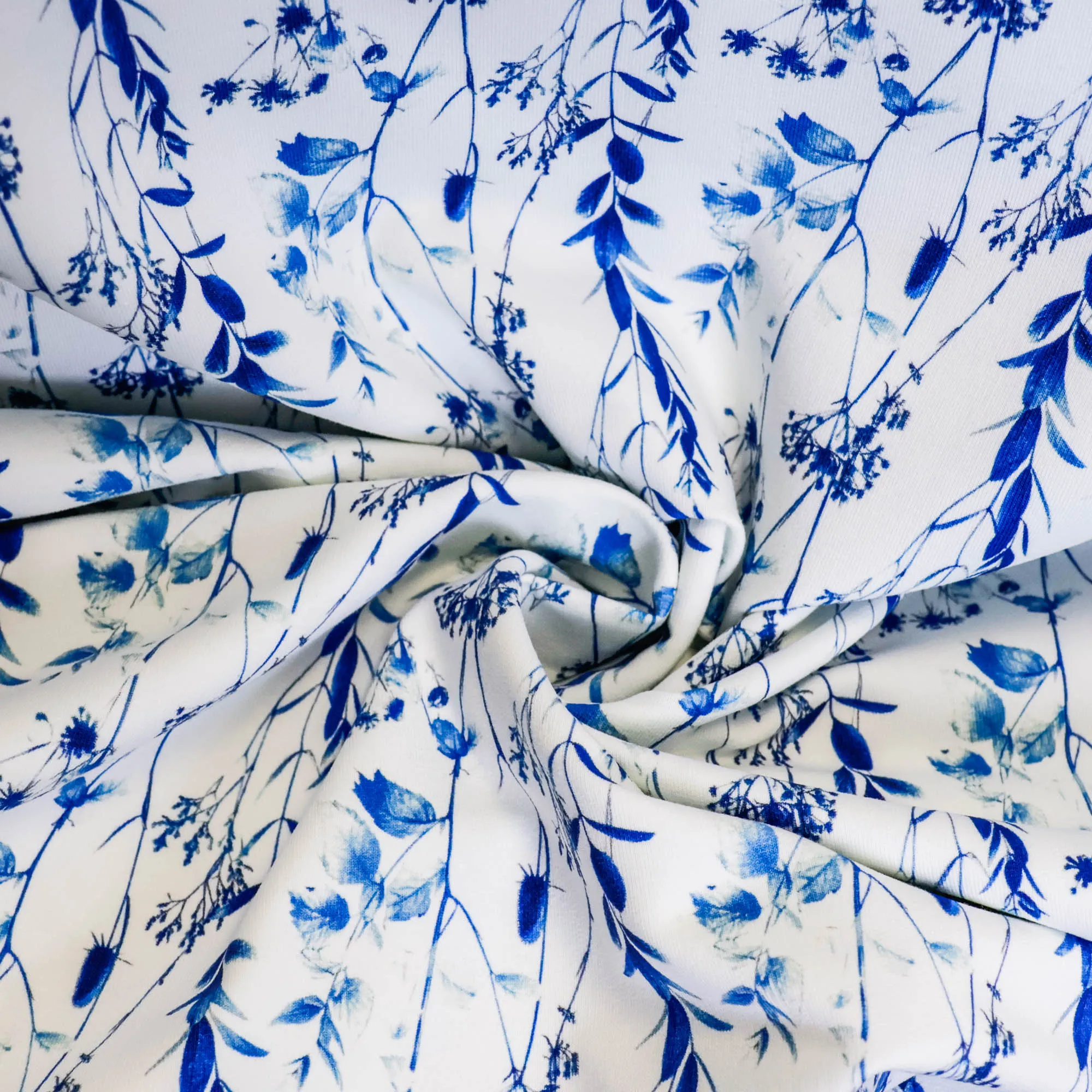 French terry wit met blauwe bloemetjes