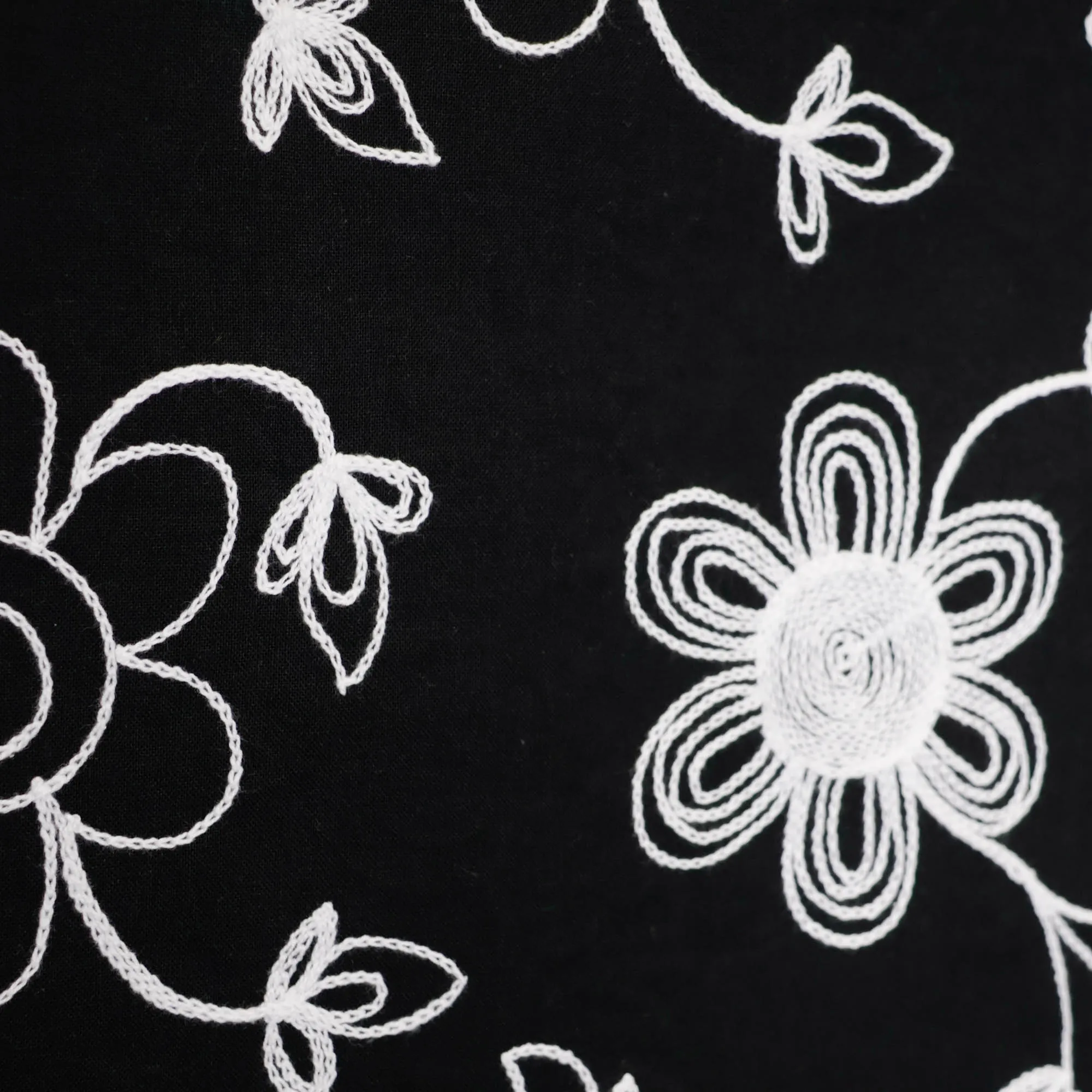 Broderie katoen zwart met bloemen