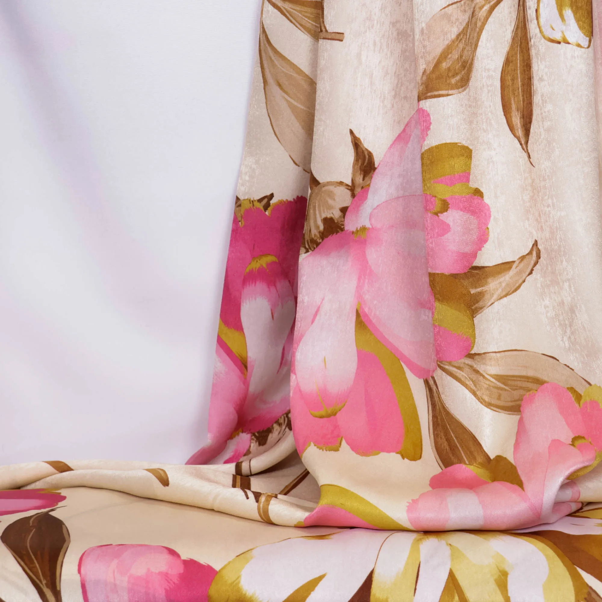 Satijn polyester beige met roze bloemen