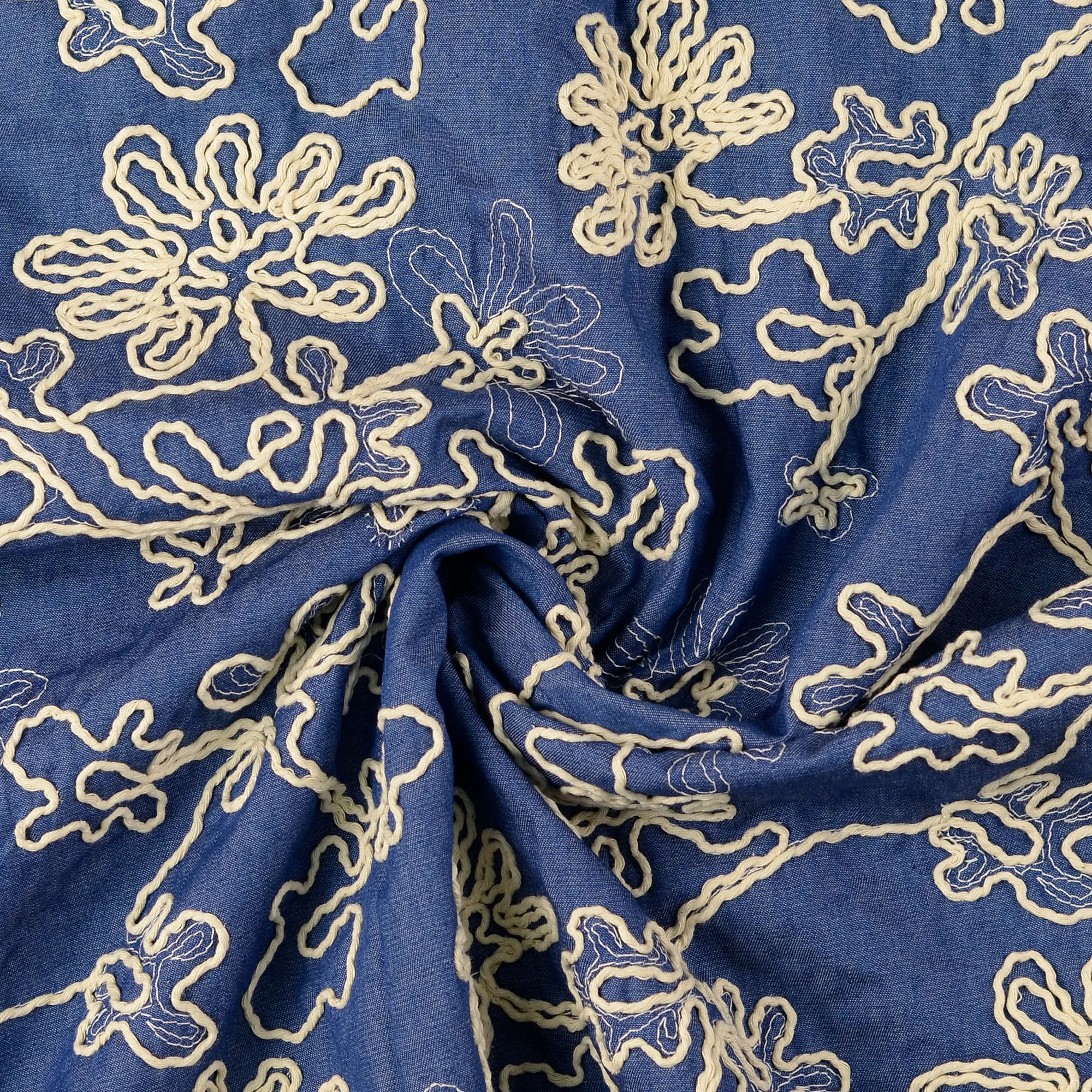 Broderie blauw met bloemen