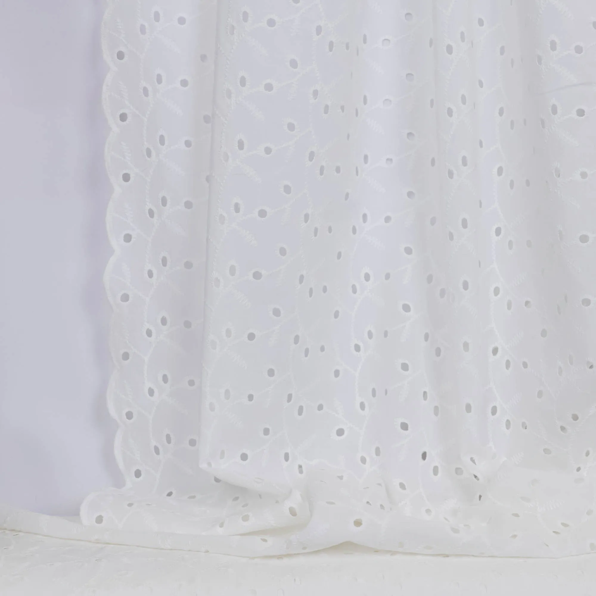 Broderie wit met blaadjes