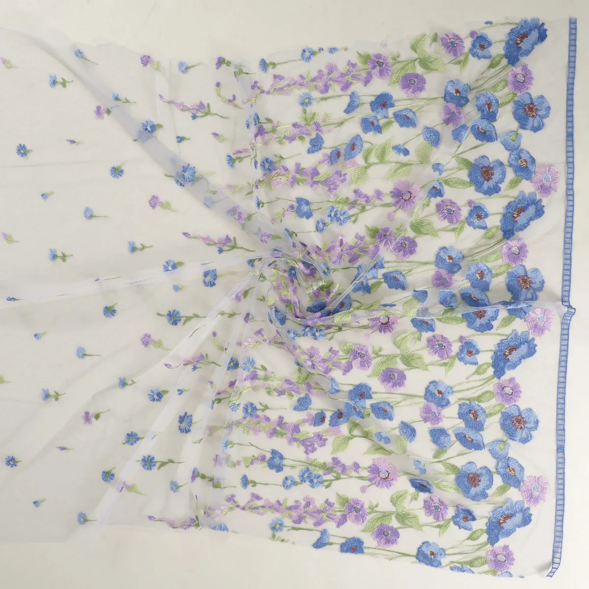 Tule geborduurd met paarse bloemen - Lorré