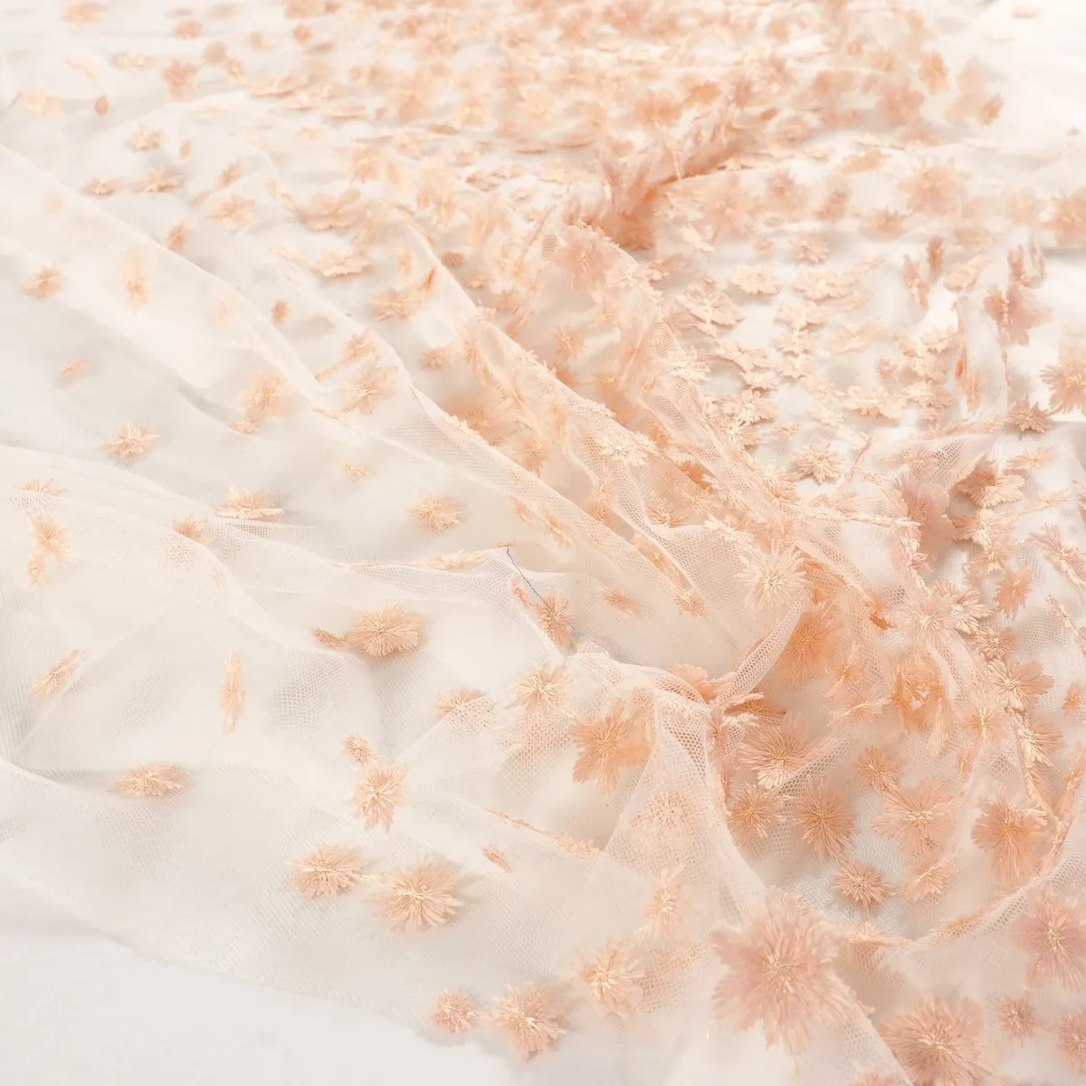 Tule geborduurd met 3d bloemen koraal - Lorré