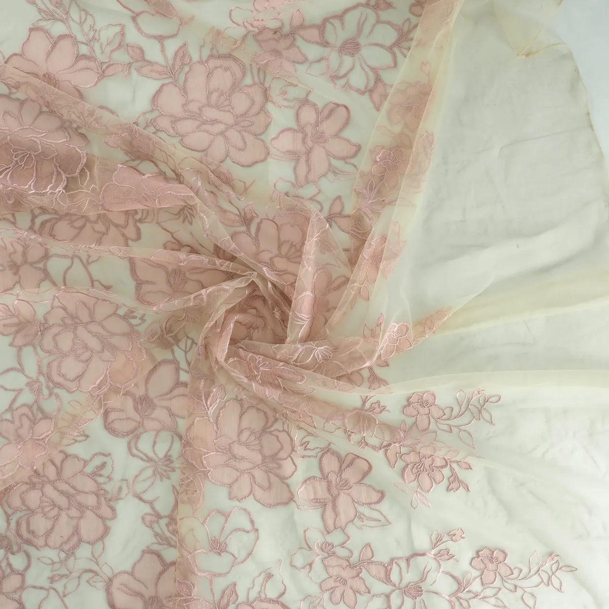 Broderie met roze bloemen - Lorré