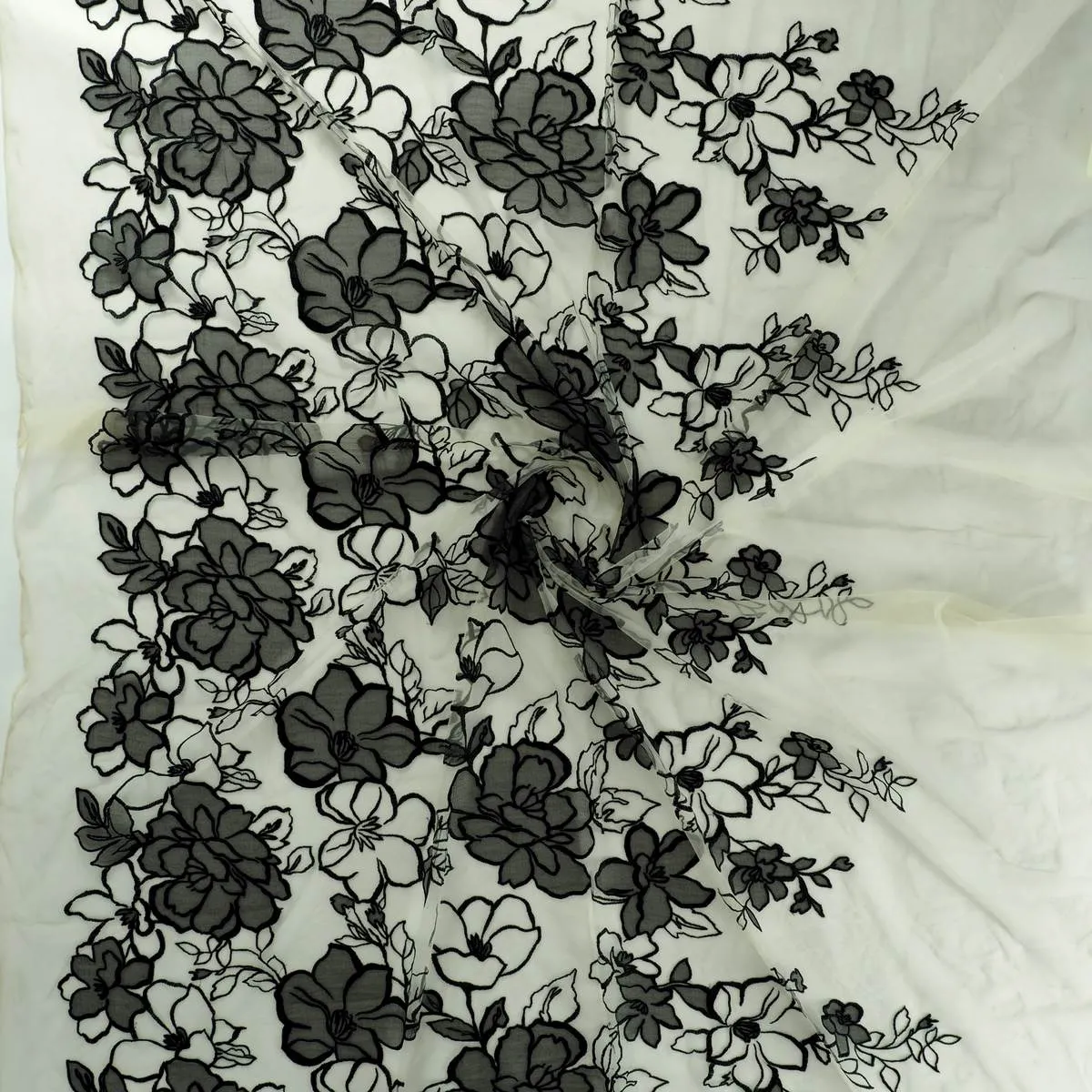 Broderie met zwarte bloemen - Lorré