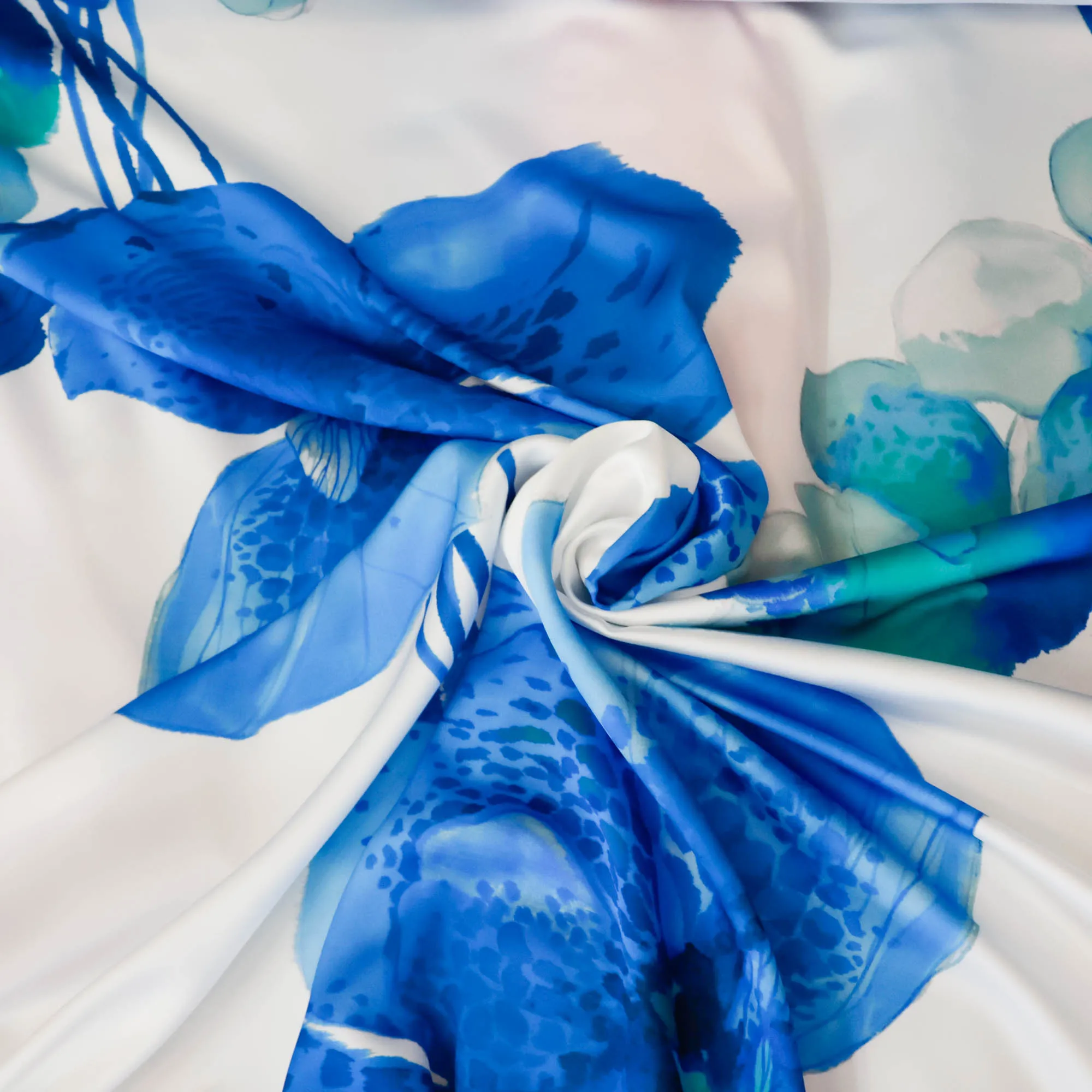 Polyester wit met grote blauwe bloemen - Lorré