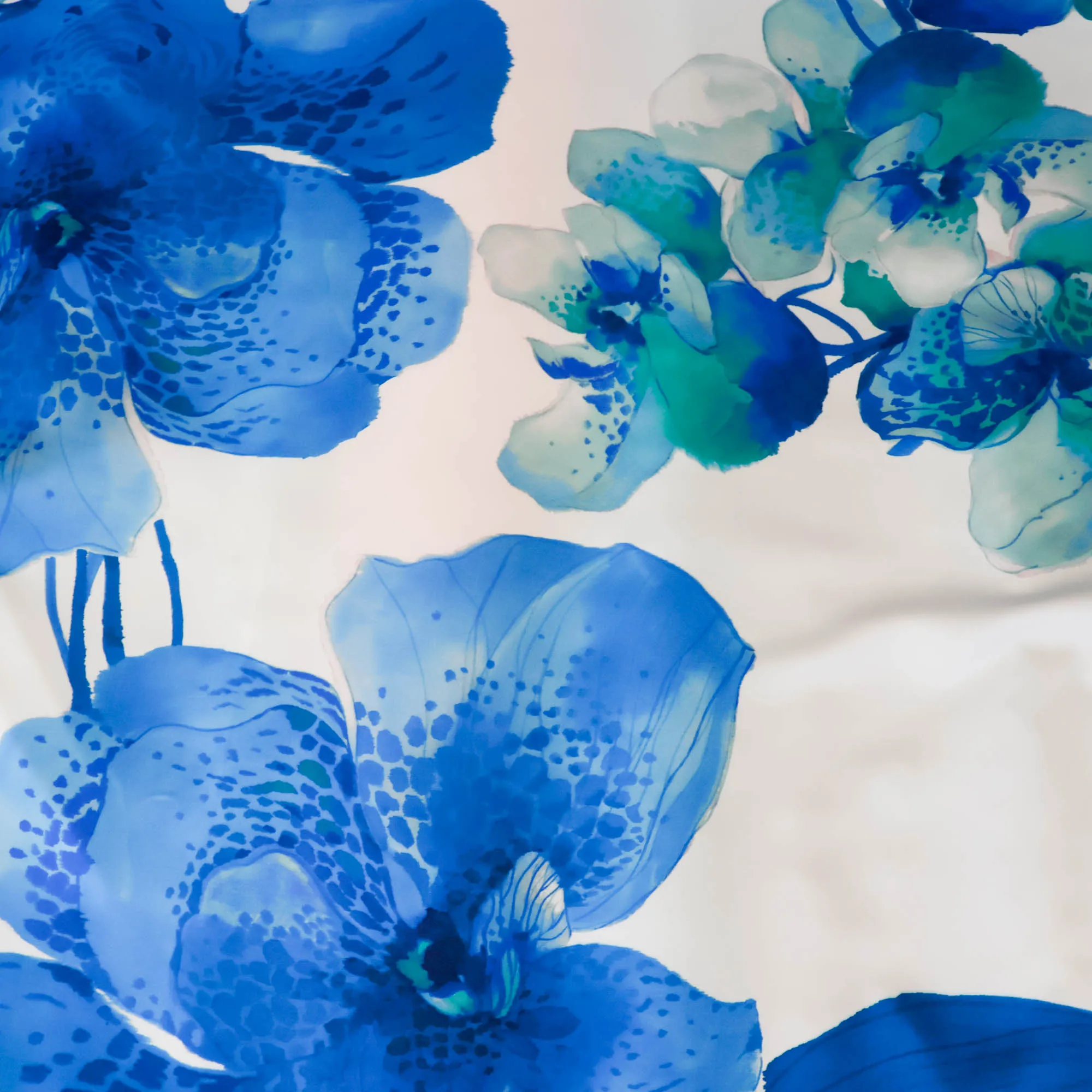 Polyester wit met grote blauwe bloemen - Lorré