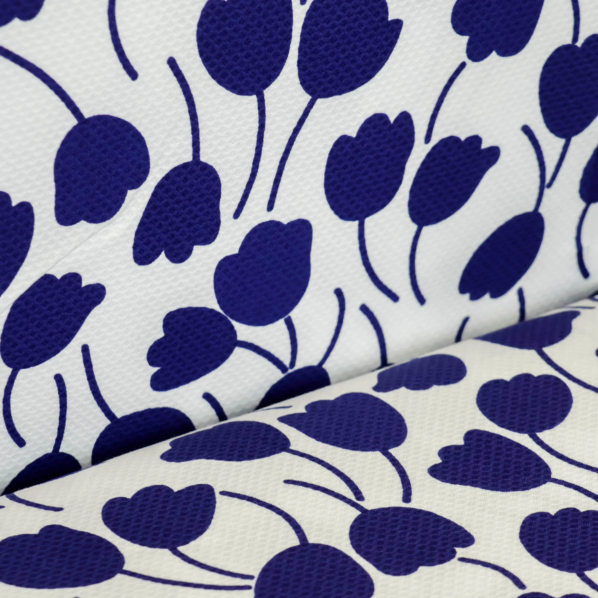 Jacquard wit met blauwe bloemen
