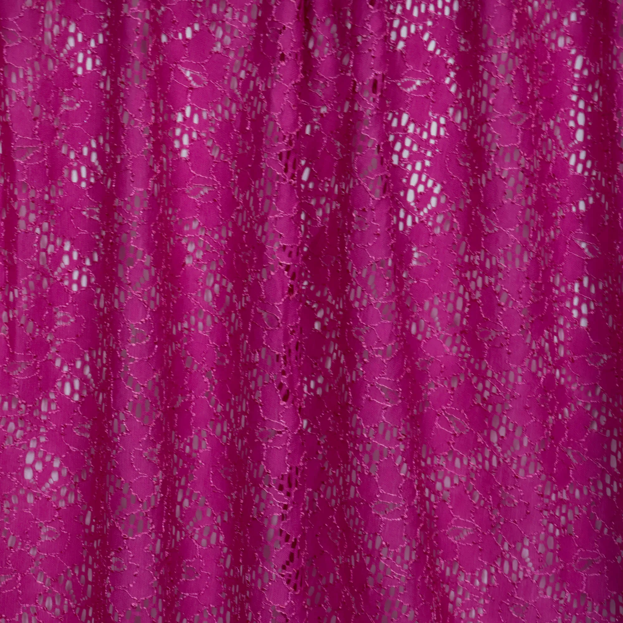 Kant magenta met bloemenpatroon