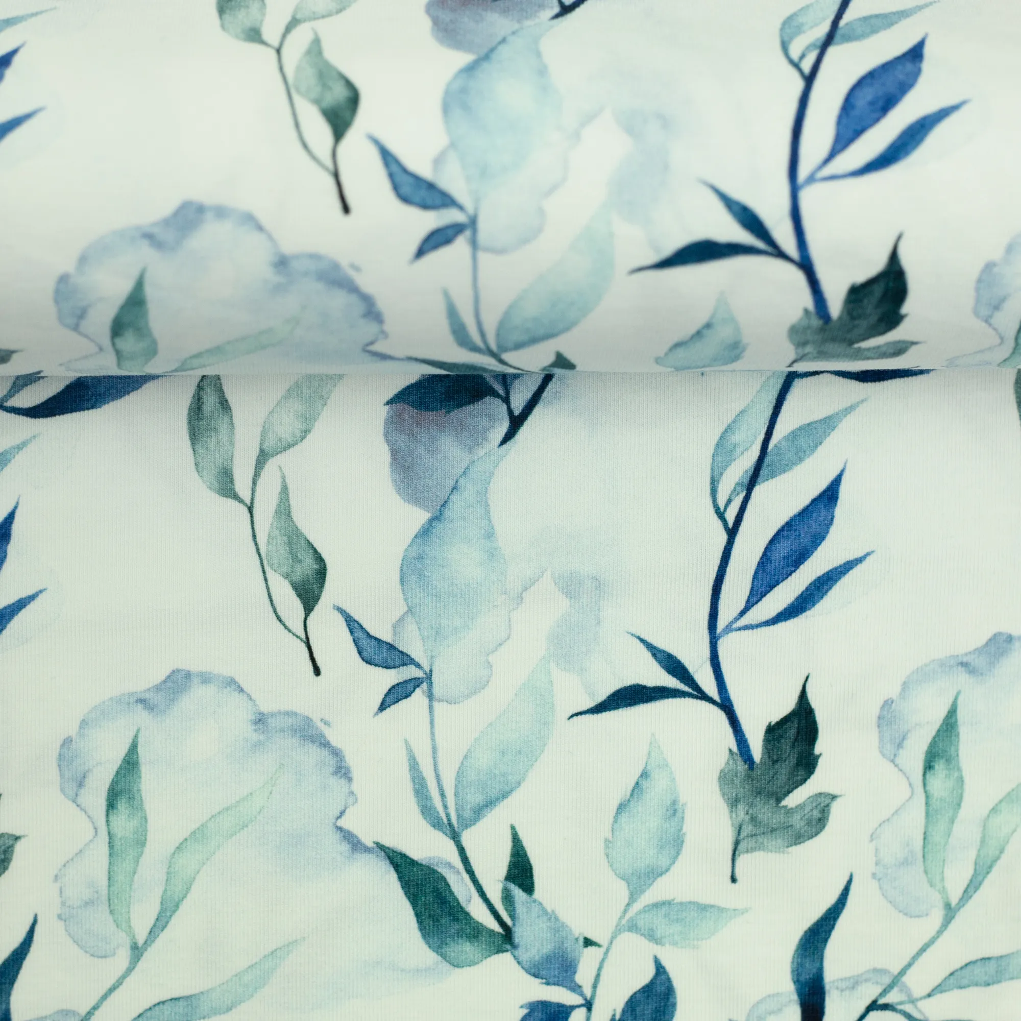 Tricot wit met blauwe blaadjes
