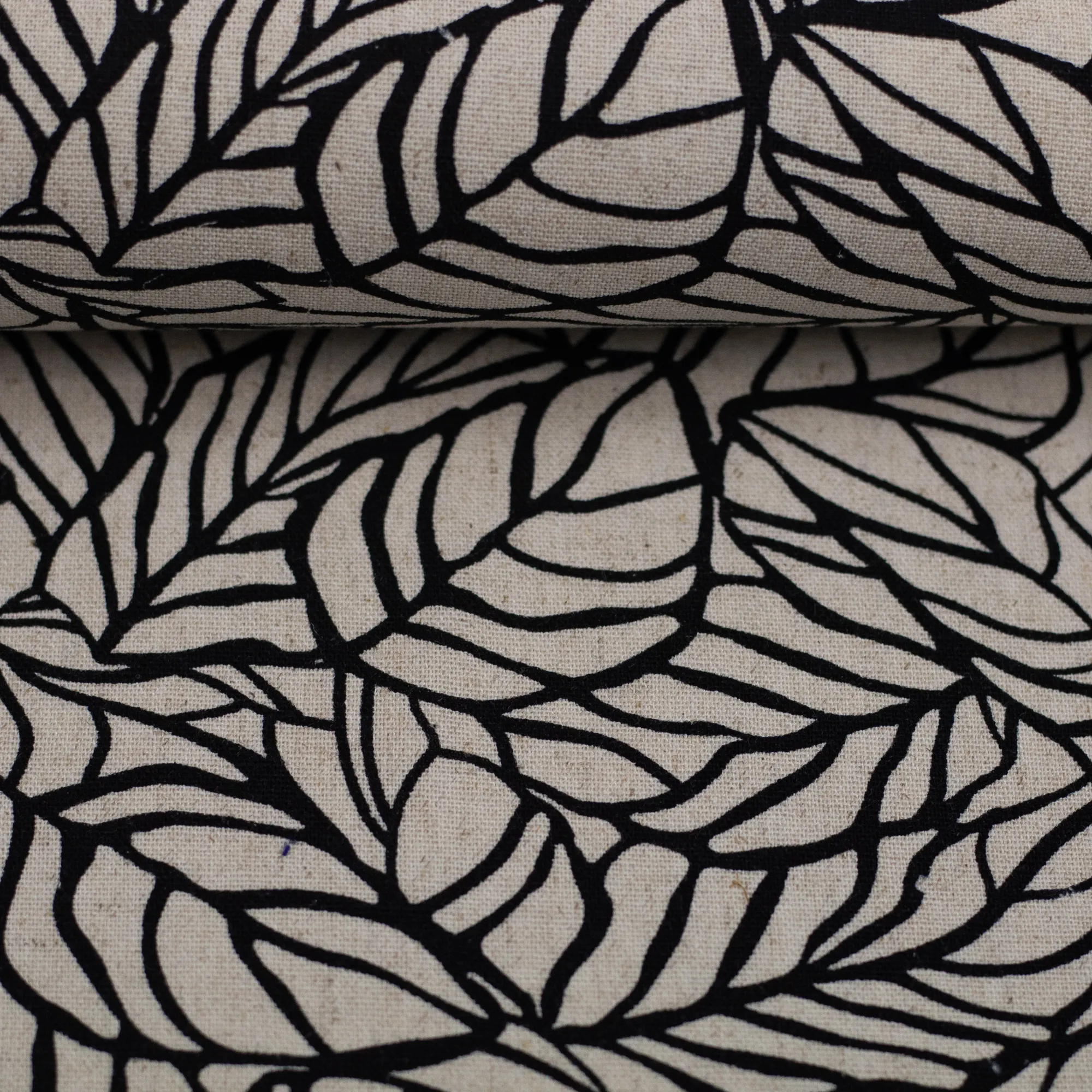 Viscose linnen beige met zwart bladeren motief